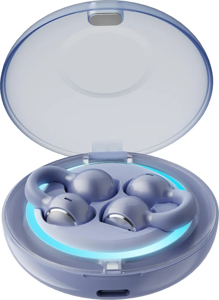 Lila Ohrhörer in einer runden, geöffneten Ladebox mit leuchtend blauem Licht auf weißem Hintergrund.
