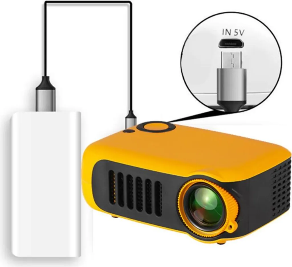Kleiner gelber und schwarzer Projektor, der mit einem USB-Kabel an eine Powerbank angeschlossen ist, mit Nahaufnahme des Anschlusses.
