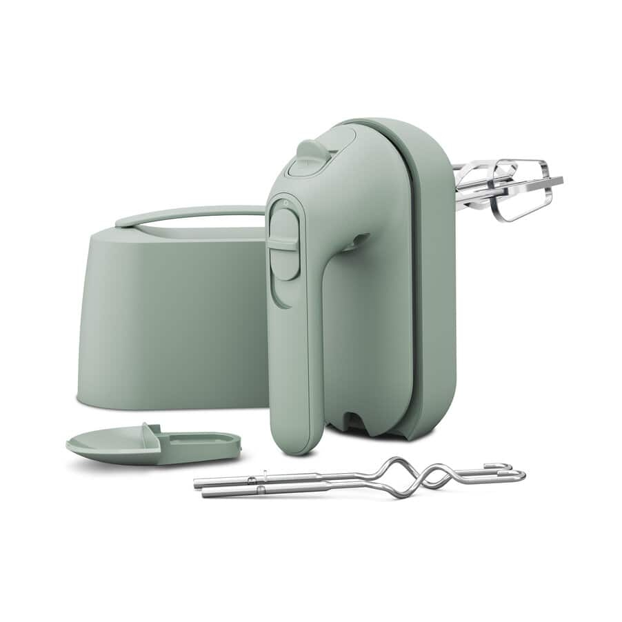 Un frullatore a mano verde pastello con supporto, due fruste e due ganci per impastare su sfondo bianco.
