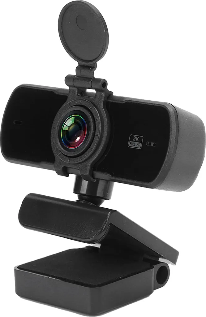 Eine schwarze Webcam mit Linse, offener Privatsphärenabdeckung und verstellbarem Standfuß vor weißem Hintergrund.