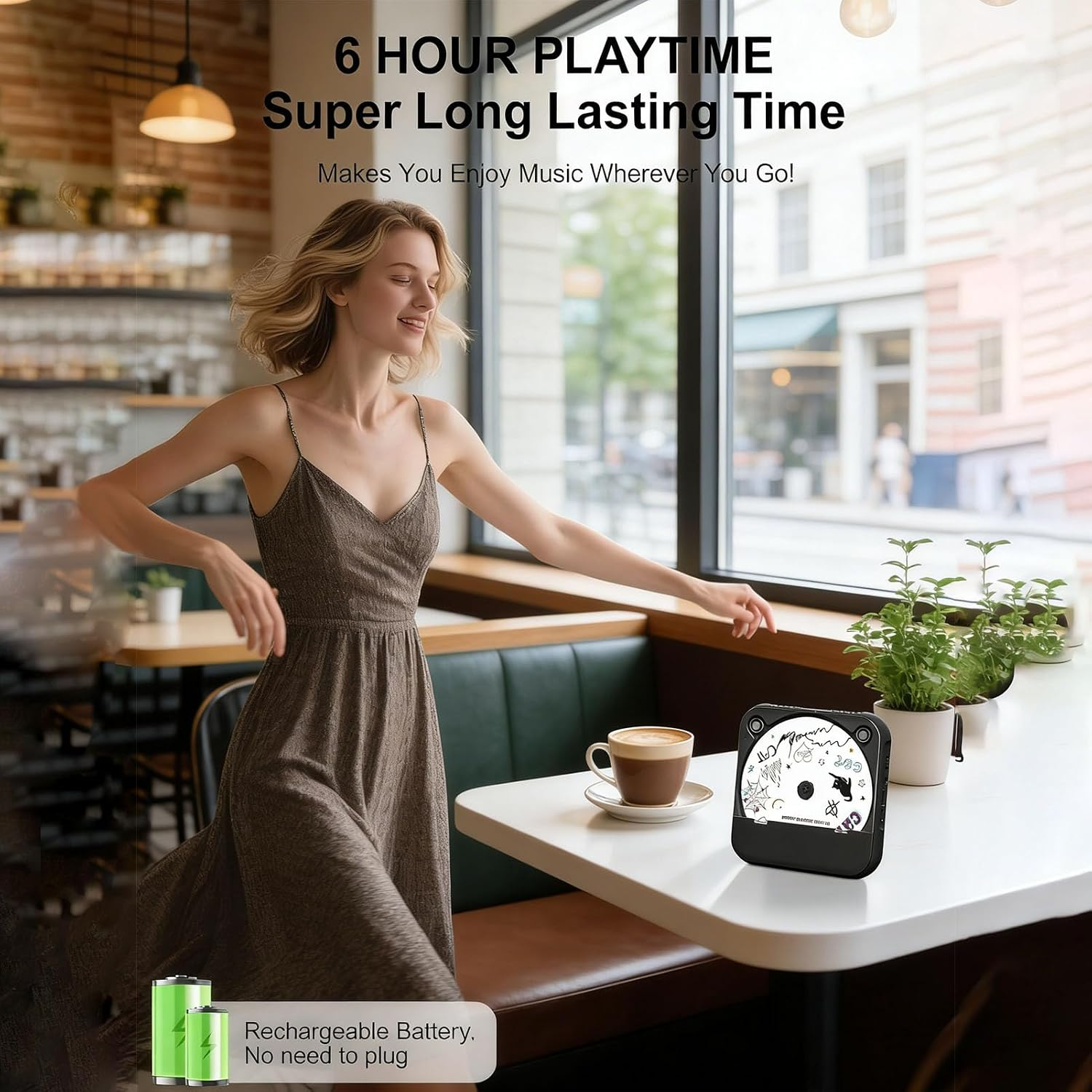 Eine Frau tanzt glücklich in einem Café neben einem Tisch mit Kaffeetasse und tragbarem CD-Player.