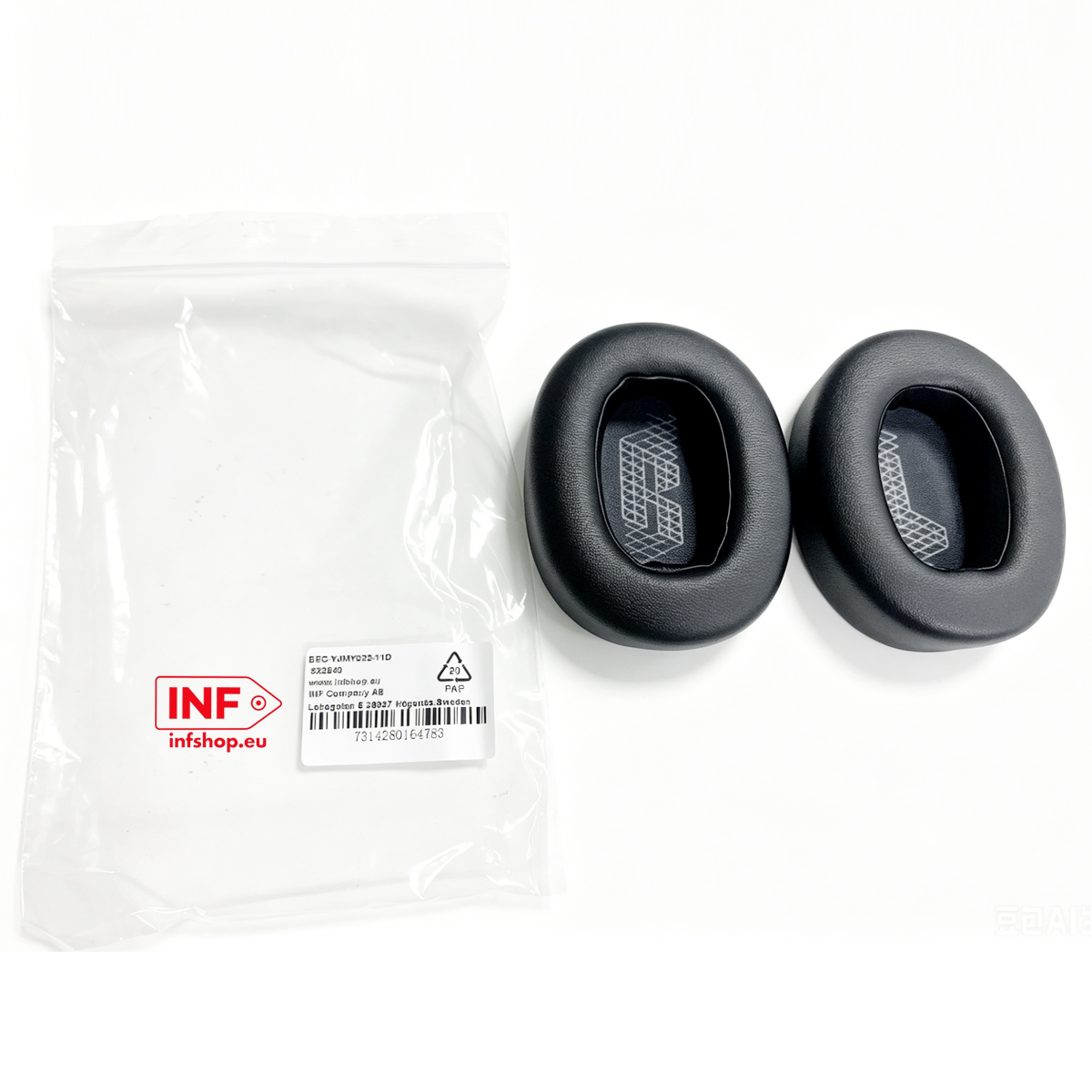 Deux coussinets d'oreilles noirs et un sac en plastique transparent avec le logo Infshop.eu sur fond blanc.