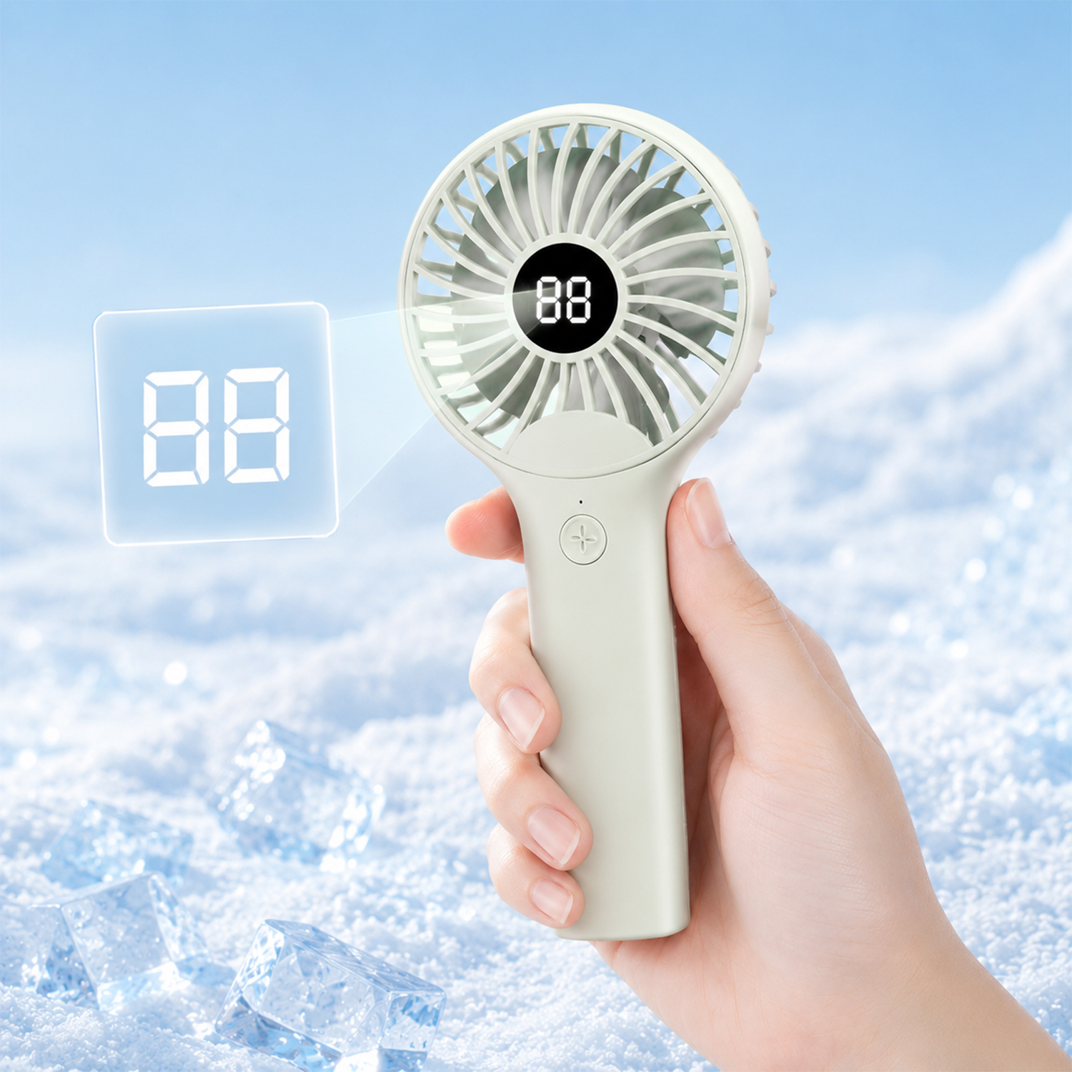 Miniventilador blanco de mano con pantalla digital sobre fondo nevado con cubitos de hielo.