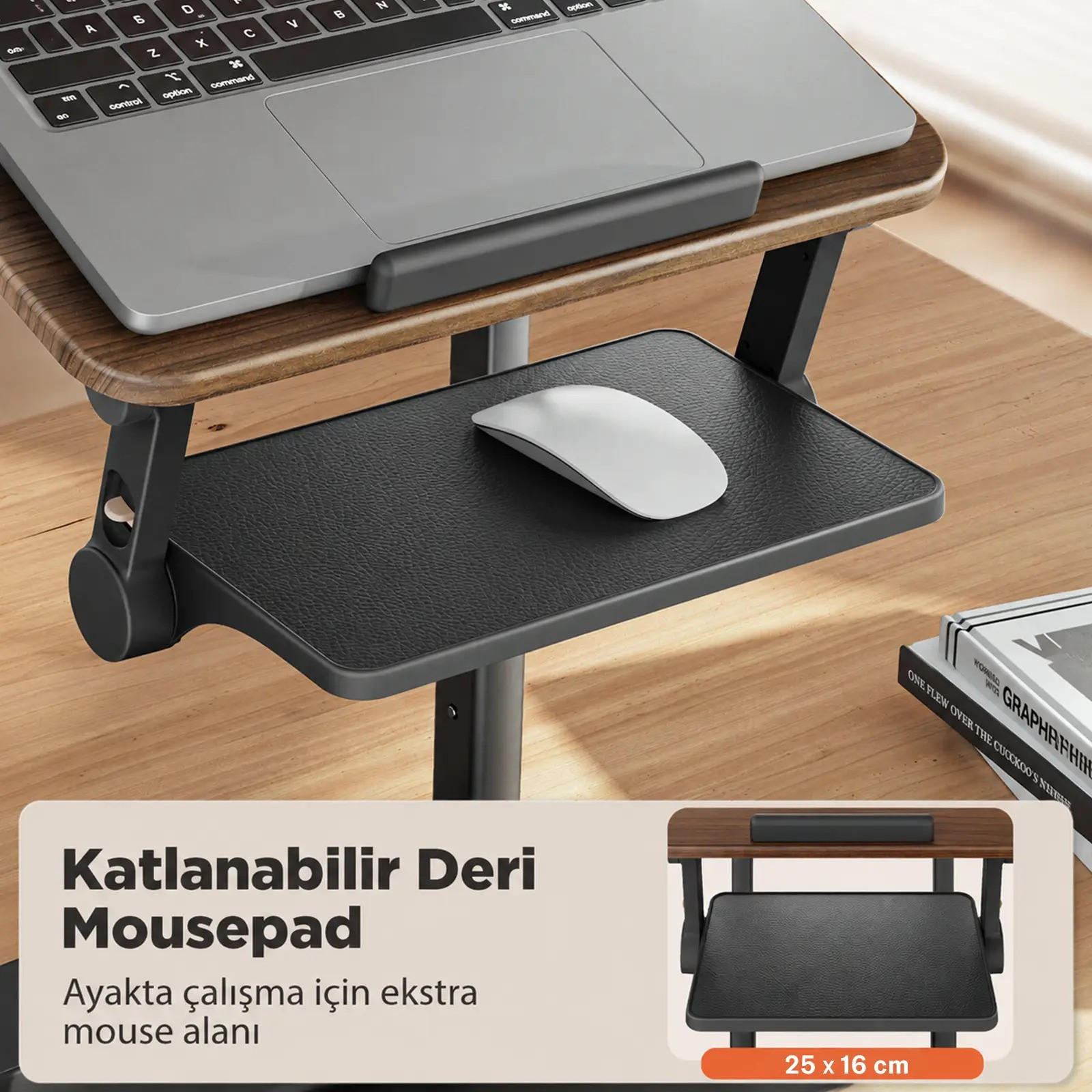 Katlanabilir deri mousepad'li ve beyaz fareli ahşap stant üzerinde dizüstü bilgisayar.