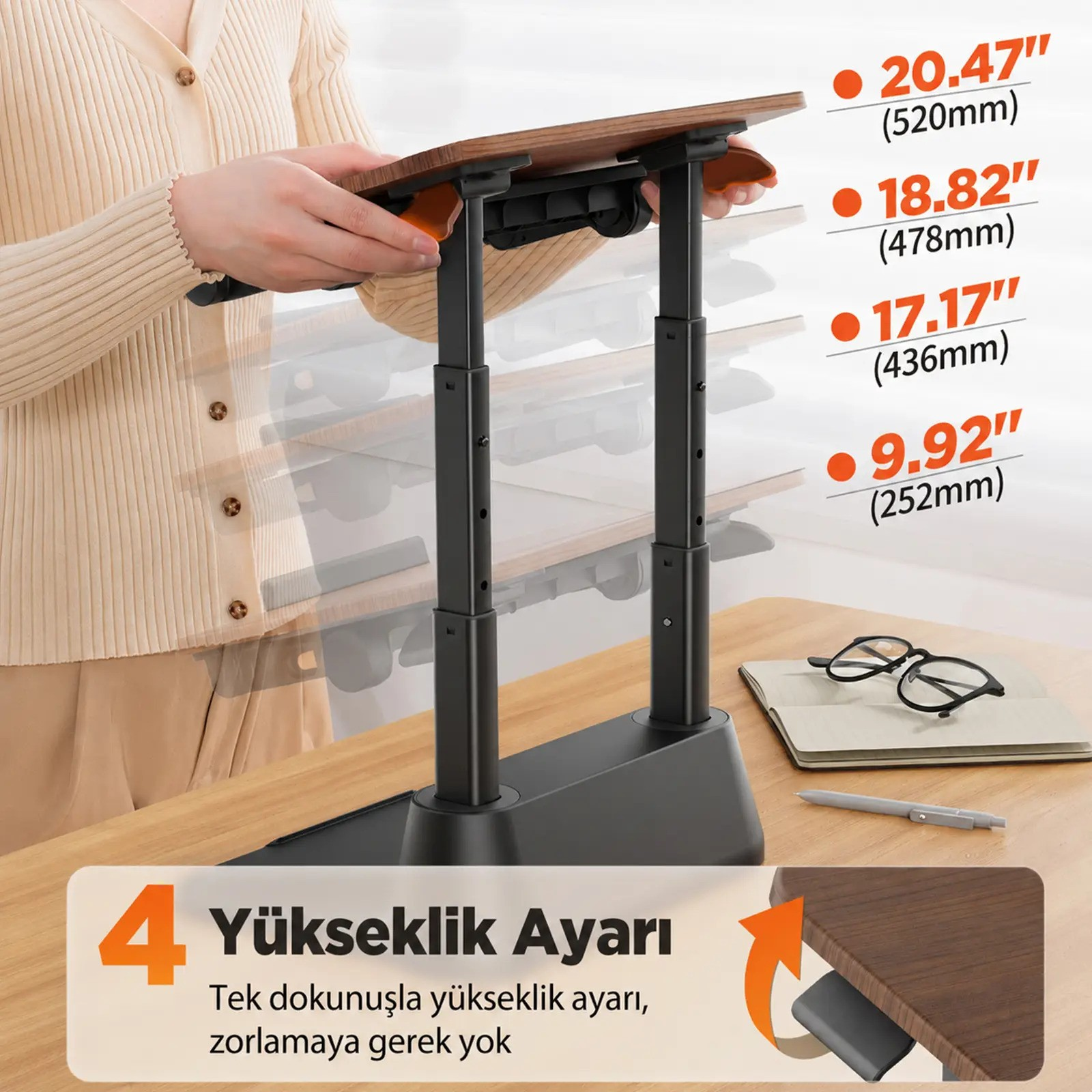 Ahşap masa üzerinde dört farklı yükseklik ayarına sahip laptop standı.
