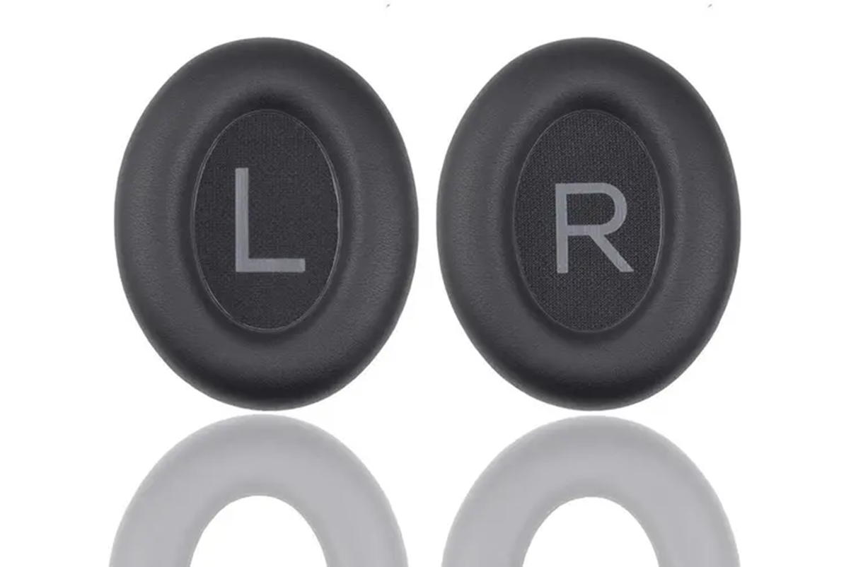 Twee zwarte koptelefoon oorkussens met L en R letters op een witte achtergrond.