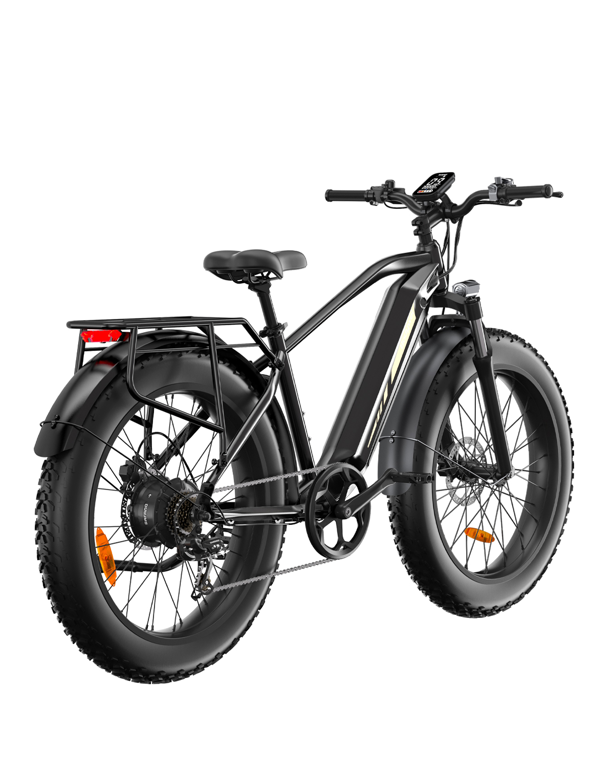 Ein schwarzes Elektro-Fahrrad mit dicken Reifen, Gepäckträger, Display und Akku im Rahmen auf weißem Hintergrund.