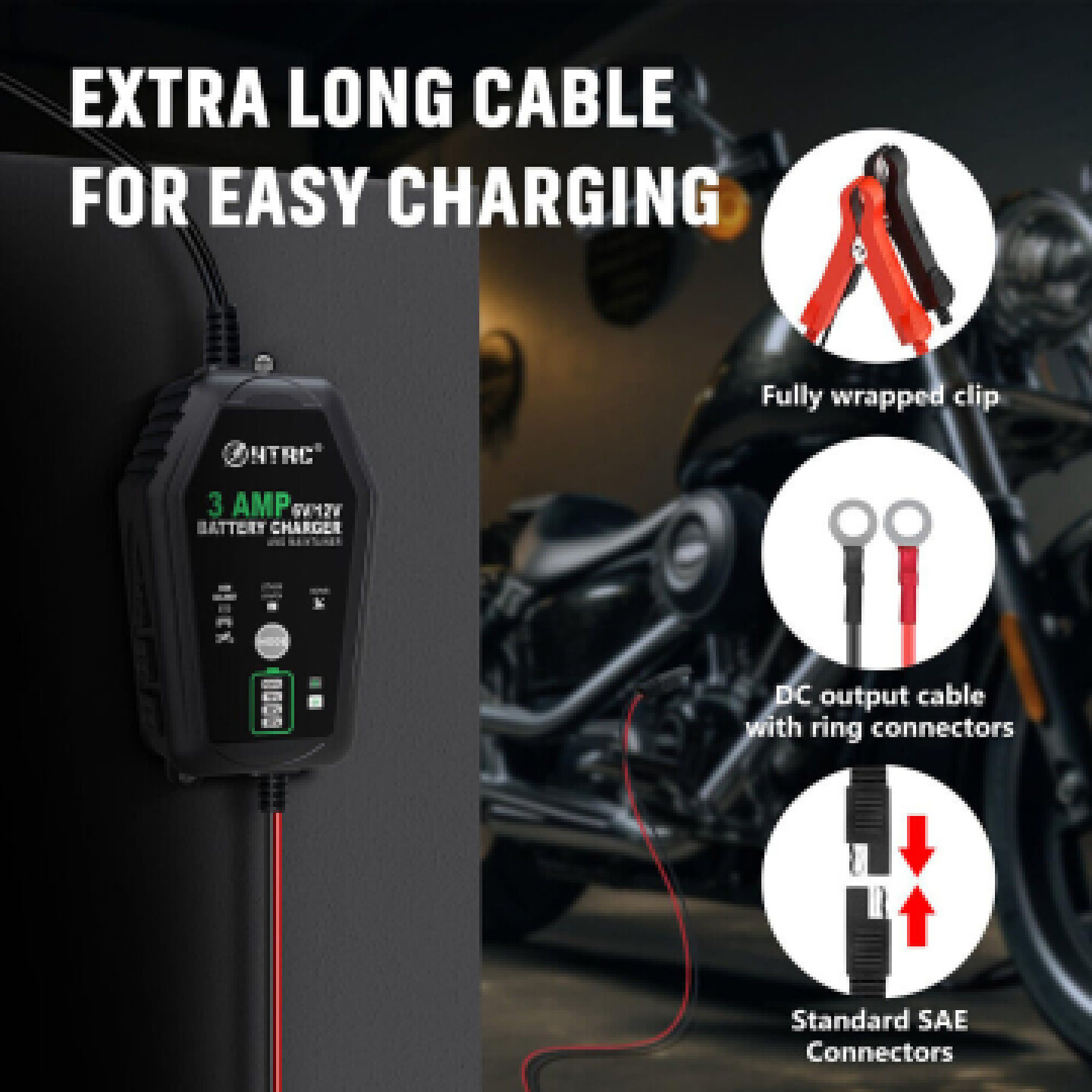 Ein schwarzes 3-Ampere-Batterieladegerät mit langen Kabeln, Klemmen, Ringkabelschuhen und SAE-Steckern vor Motorrad-Hintergrund.