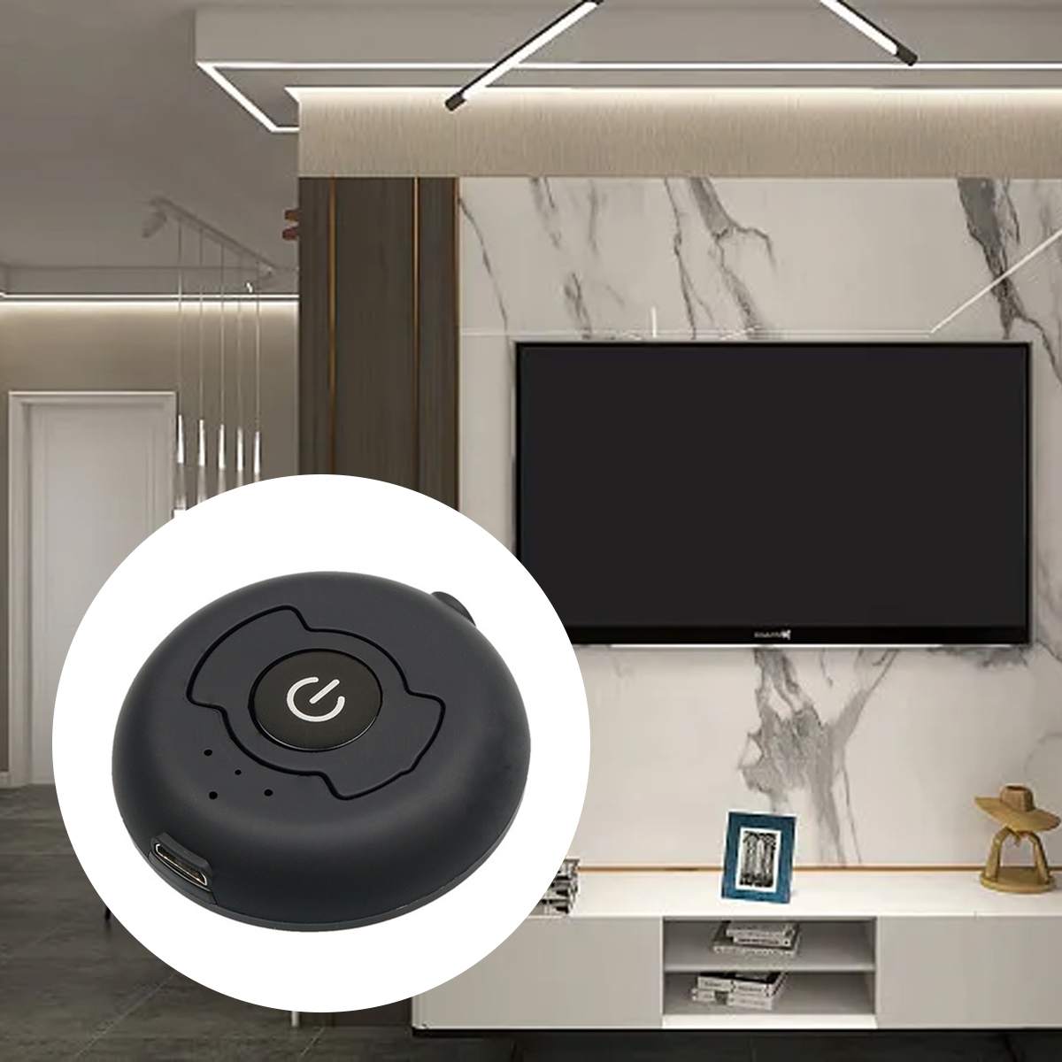 Ein runder schwarzer Smart-Home-Button mit Ein-/Aus-Symbol liegt vor einem modernen Wohnzimmer mit Fernseher.