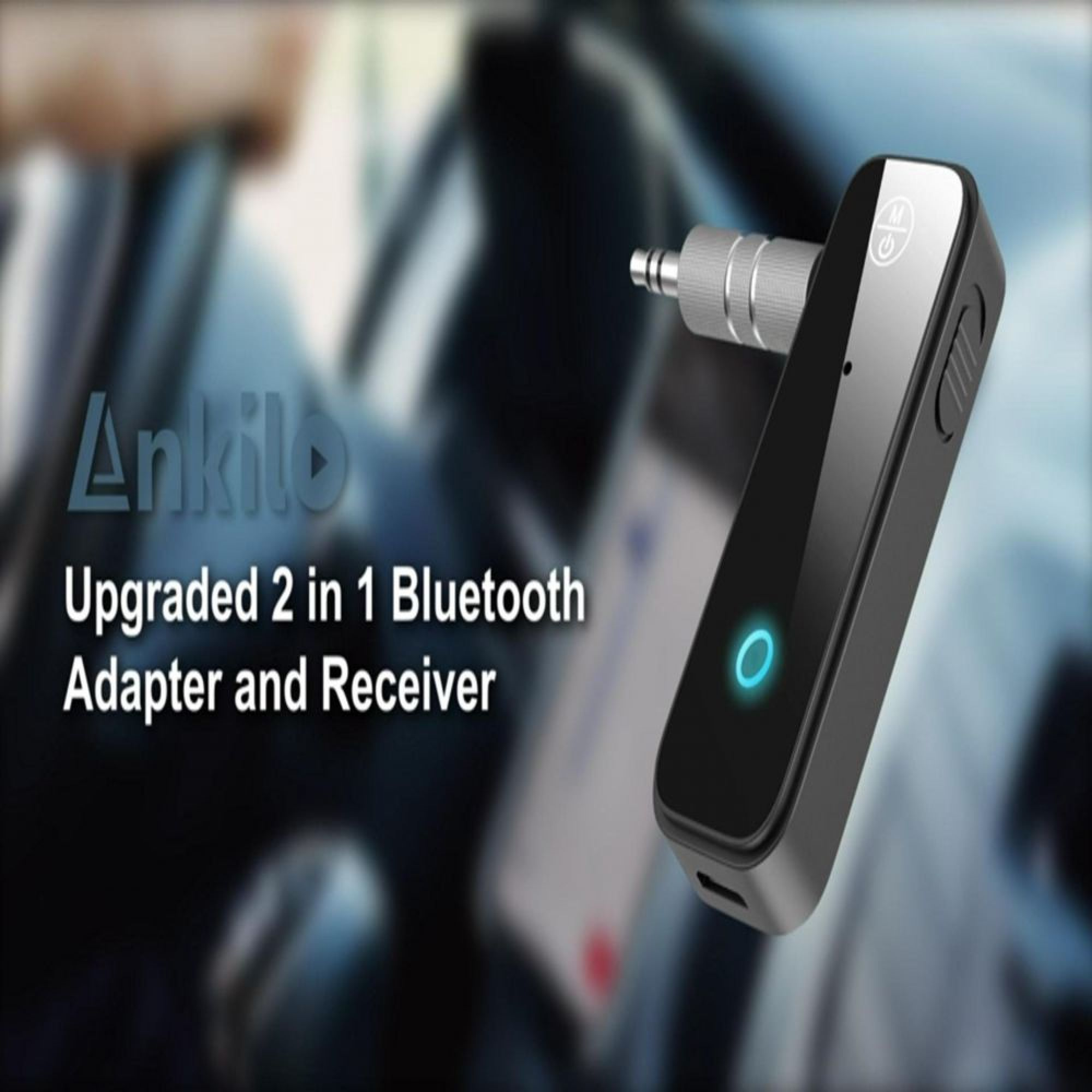 Ein schwarzer Ankilo Bluetooth-Adapter mit Klinkenstecker vor einer verschwommenen Auto-Innenansicht.