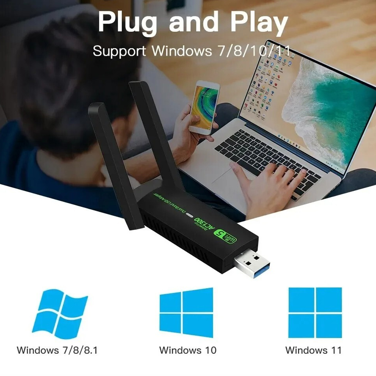 Dual-Band-USB-WLAN-Adapter mit zwei Antennen, mit einem Laptop im Hintergrund und Windows-Symbolen.