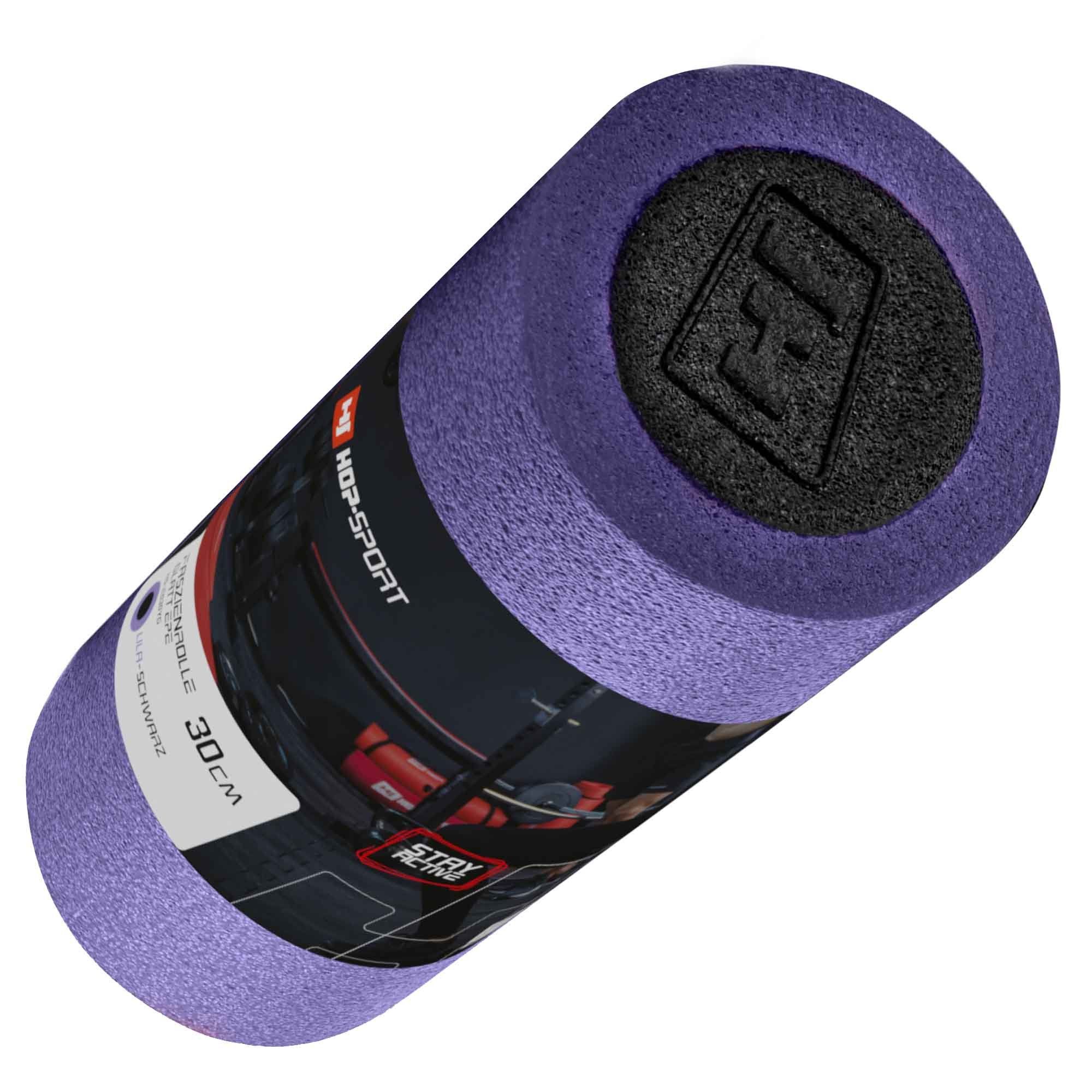 Lila-schwarze Hop-Sport Faszienrolle, 30 cm lang, mit schwarzem Markenlogo auf der Stirnseite, freigestellt auf weiß.