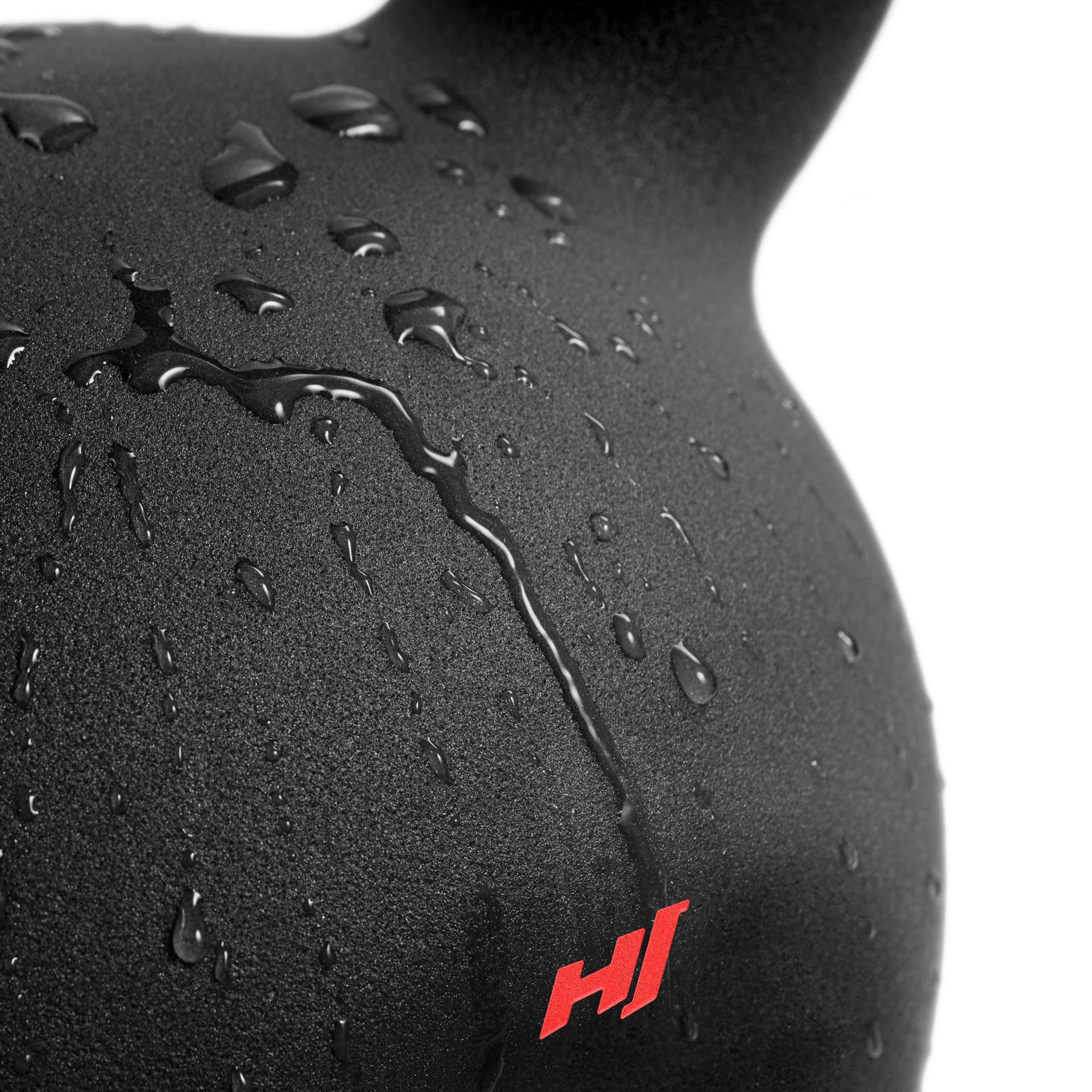 Schwarze Kettlebell mit Wassertropfen und rotem Hantel-Logo auf weißem Grund.