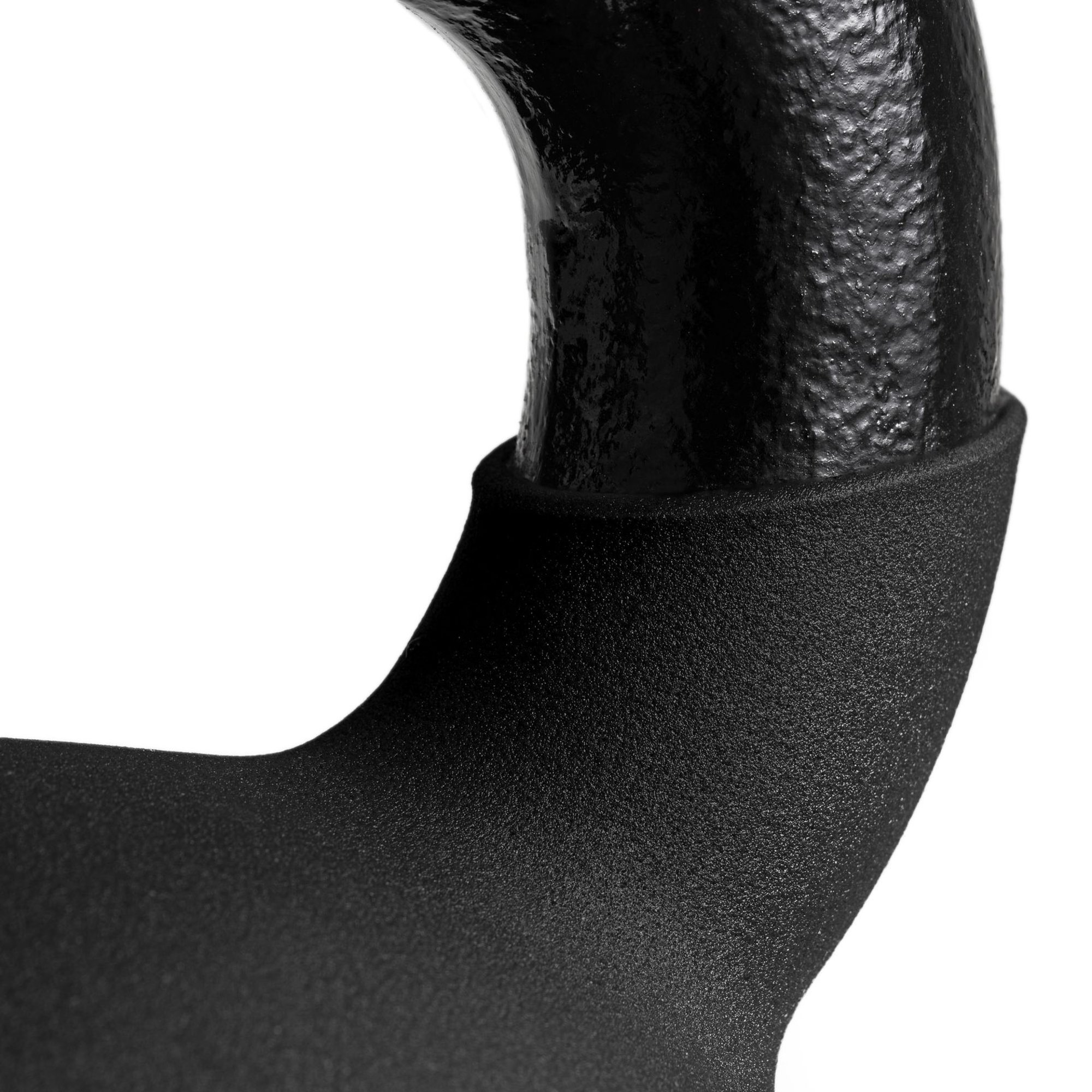 Nahaufnahme einer schwarzen Kettlebell mit strukturierter Oberfläche auf weißem Hintergrund.