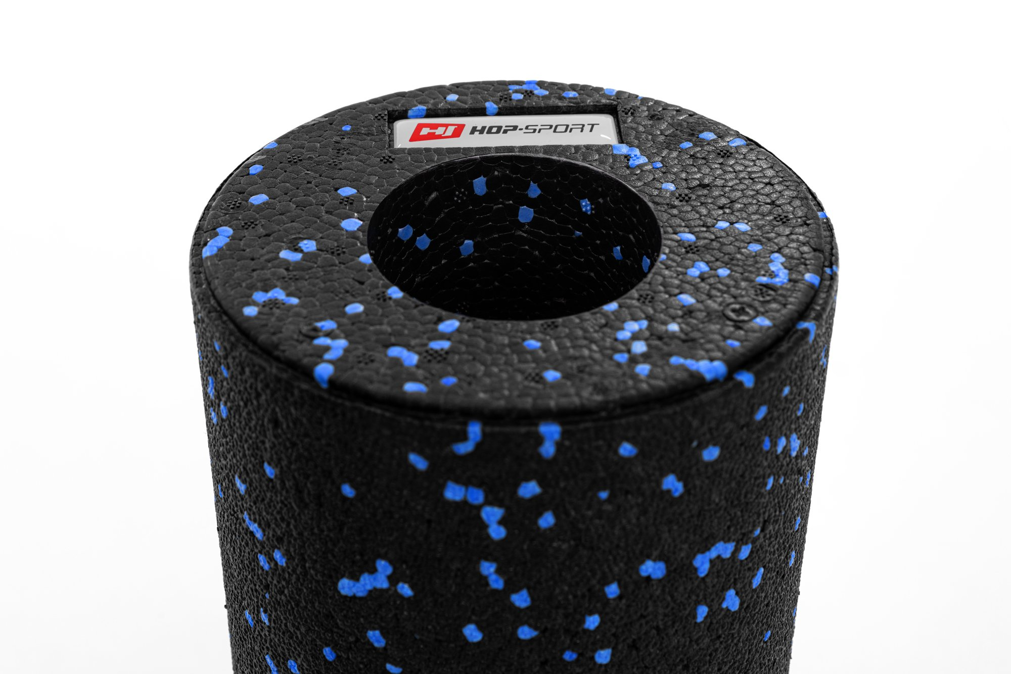 Eine schwarze Schaumstoffrolle mit blauen Punkten und Hop-Sport-Logo vor weißem Hintergrund.