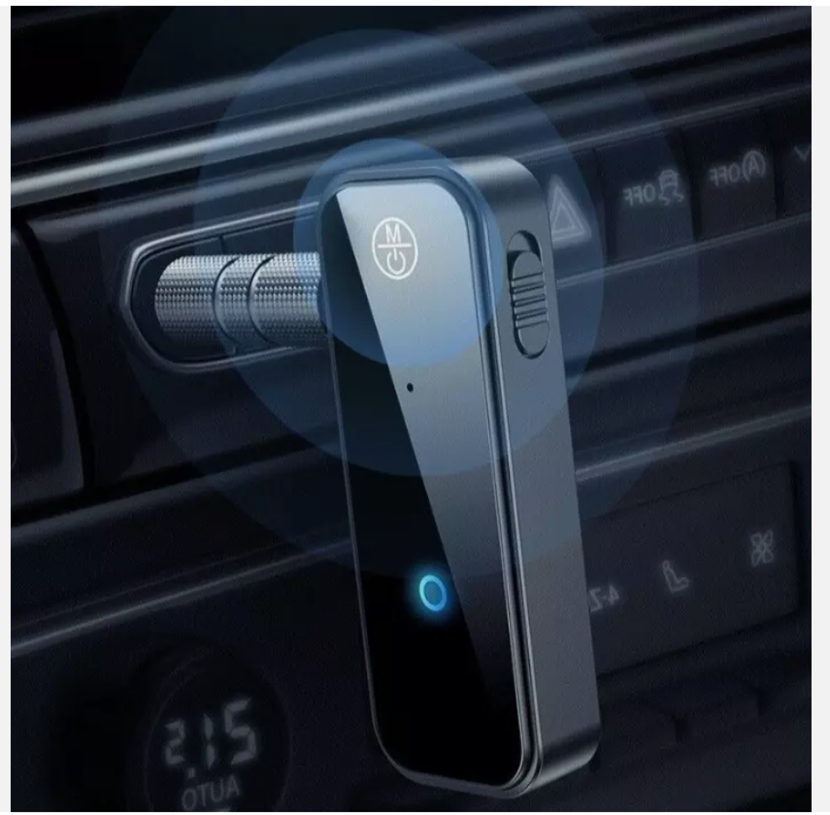 Ein schwarzer Bluetooth-Empfänger steckt im Aux-Anschluss des Autos mit blauen Signalringen.