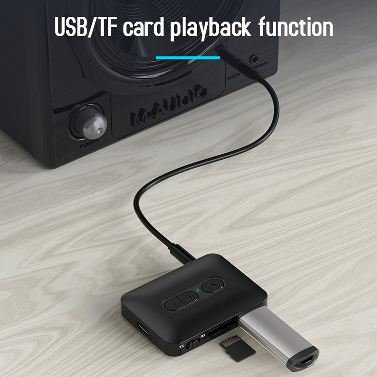Ein schwarzer Audio-Empfänger ist per Kabel mit einem Lautsprecher verbunden, mit USB-Stick und TF-Karte.
