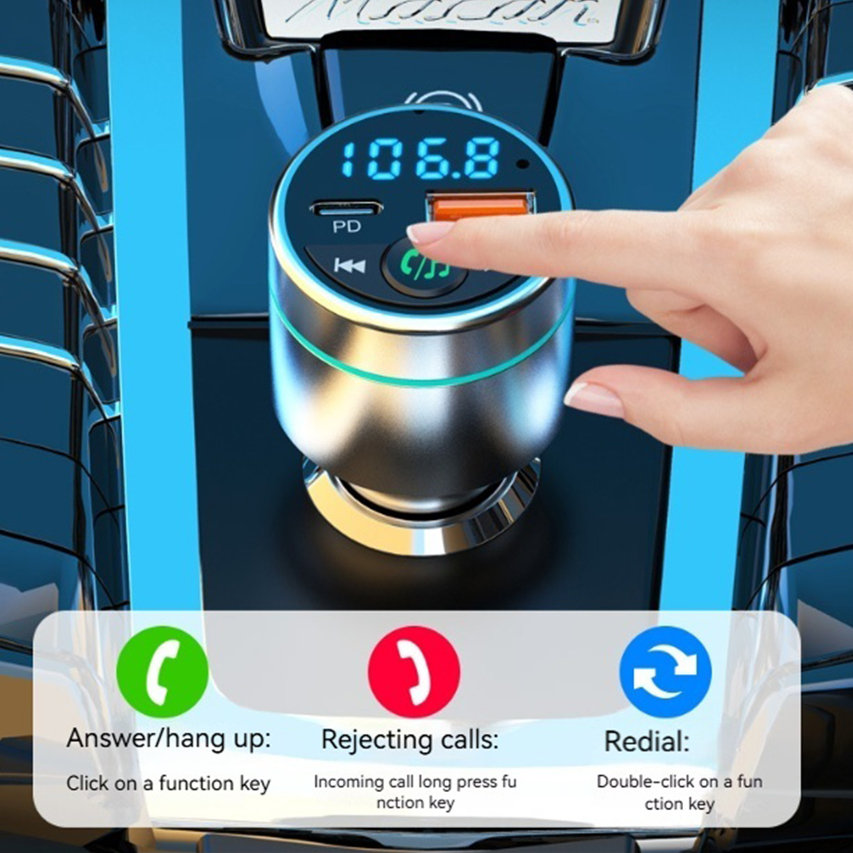 Hand drückt die Taste eines silbernen Auto-Bluetooth-FM-Transmitters mit digitalem Display.