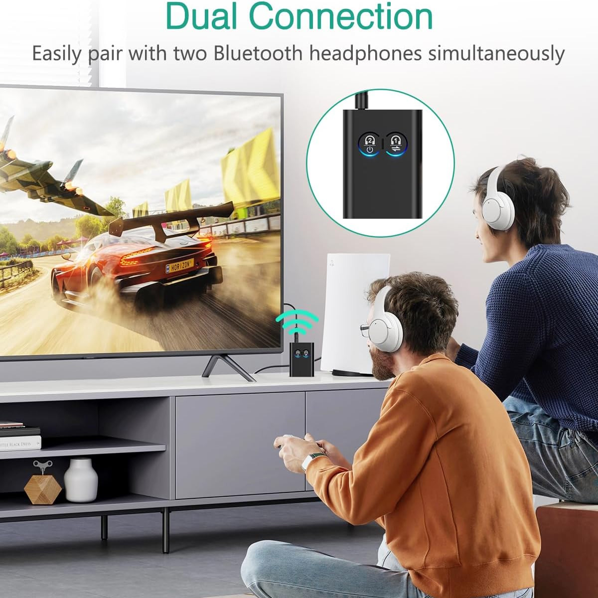 Zwei Personen mit Kopfhörern spielen Konsole vor einem großen TV mit Sender.