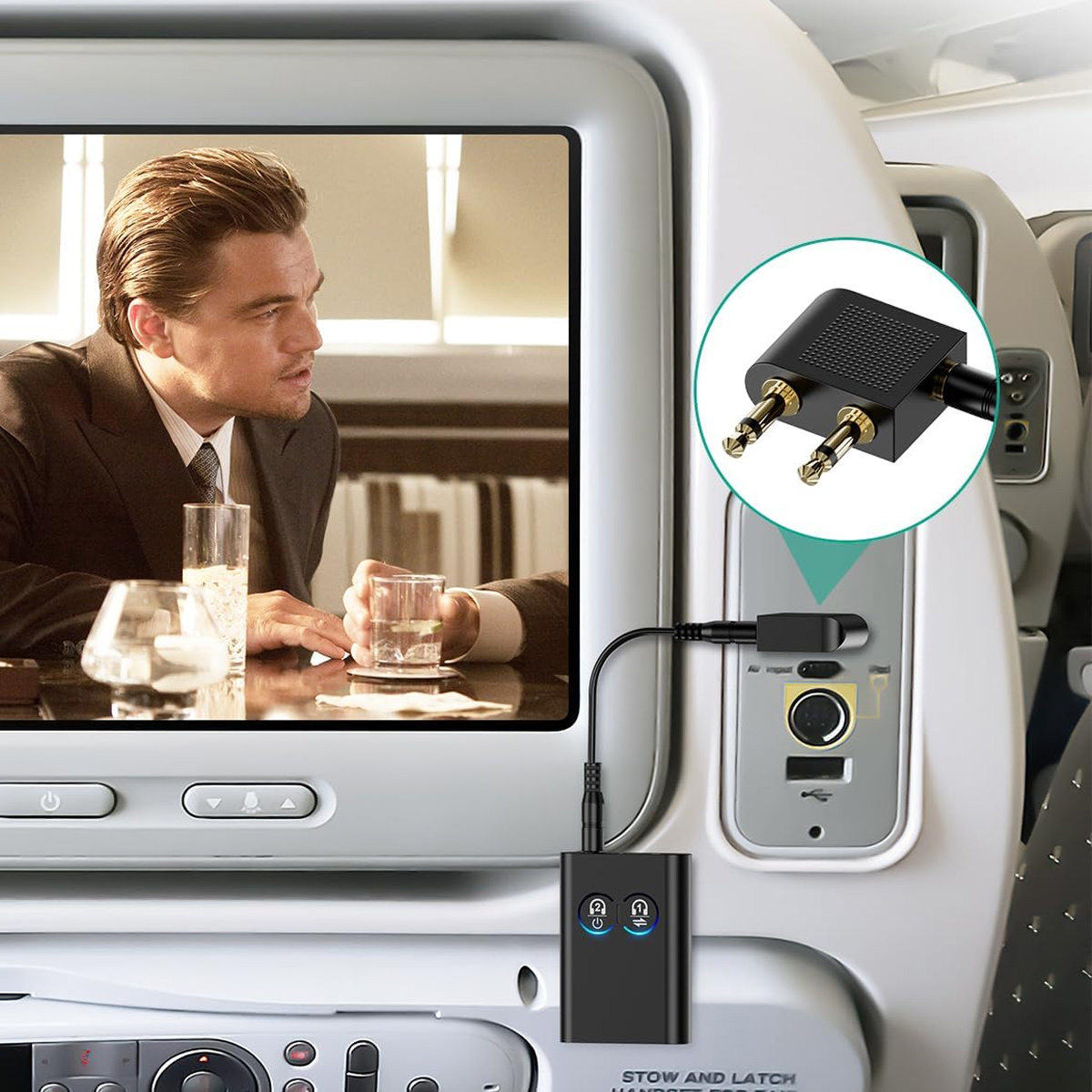 Ein Flugzeugsitz-Bildschirm zeigt einen Film, während ein Bluetooth-Sender in die doppelte Audiobuchse eingesteckt ist.