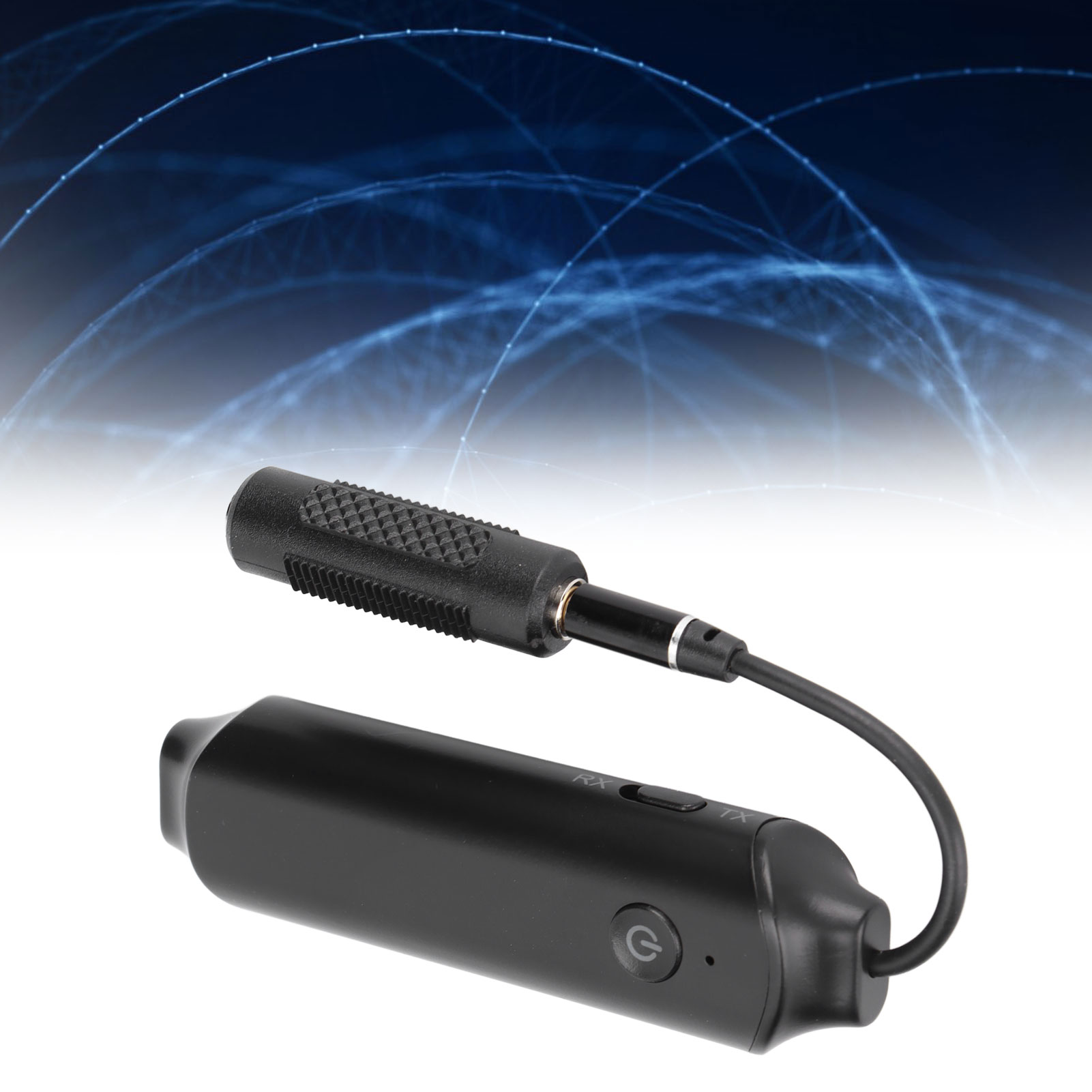Ein schwarzer Bluetooth-Audioadapter mit kurzem Kabel und 3,5-mm-Klinke vor blauem Musterhintergrund.