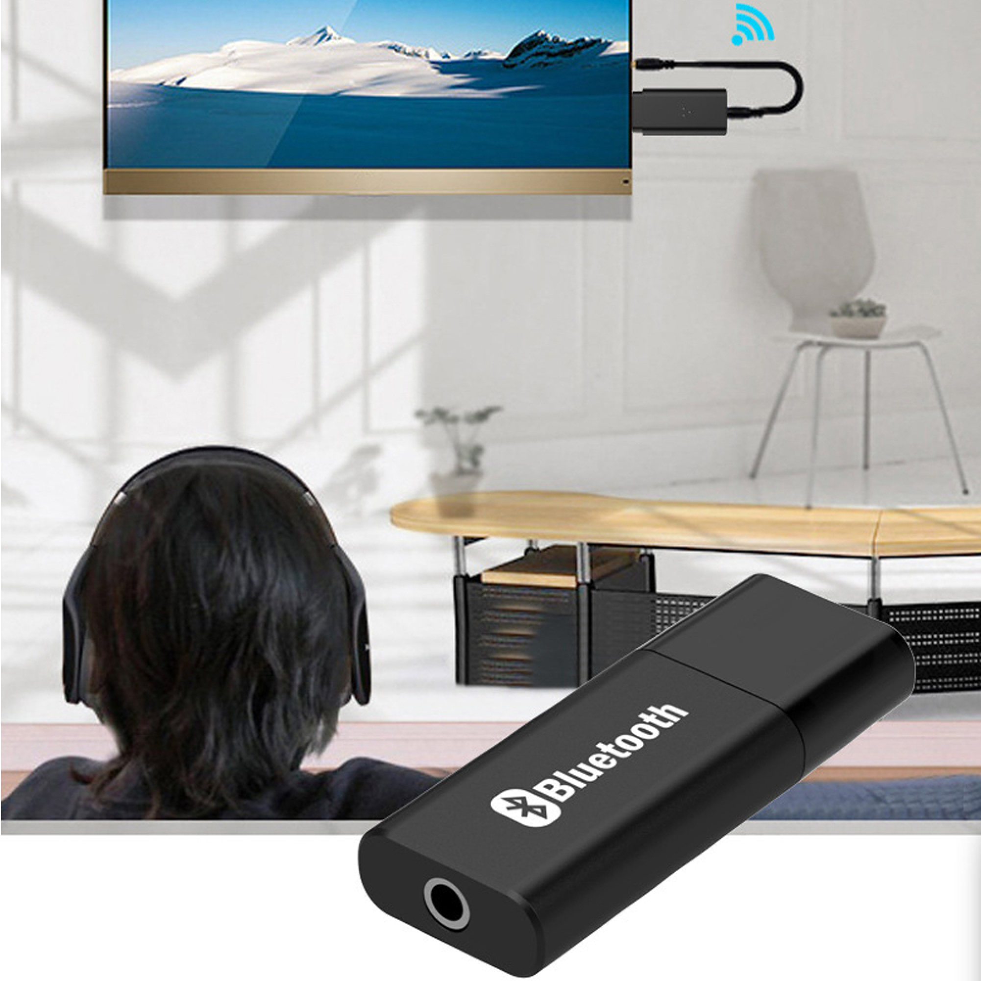 Ein schwarzer Bluetooth-Adapter im Vordergrund, verbunden mit einem Fernseher im Hintergrund.