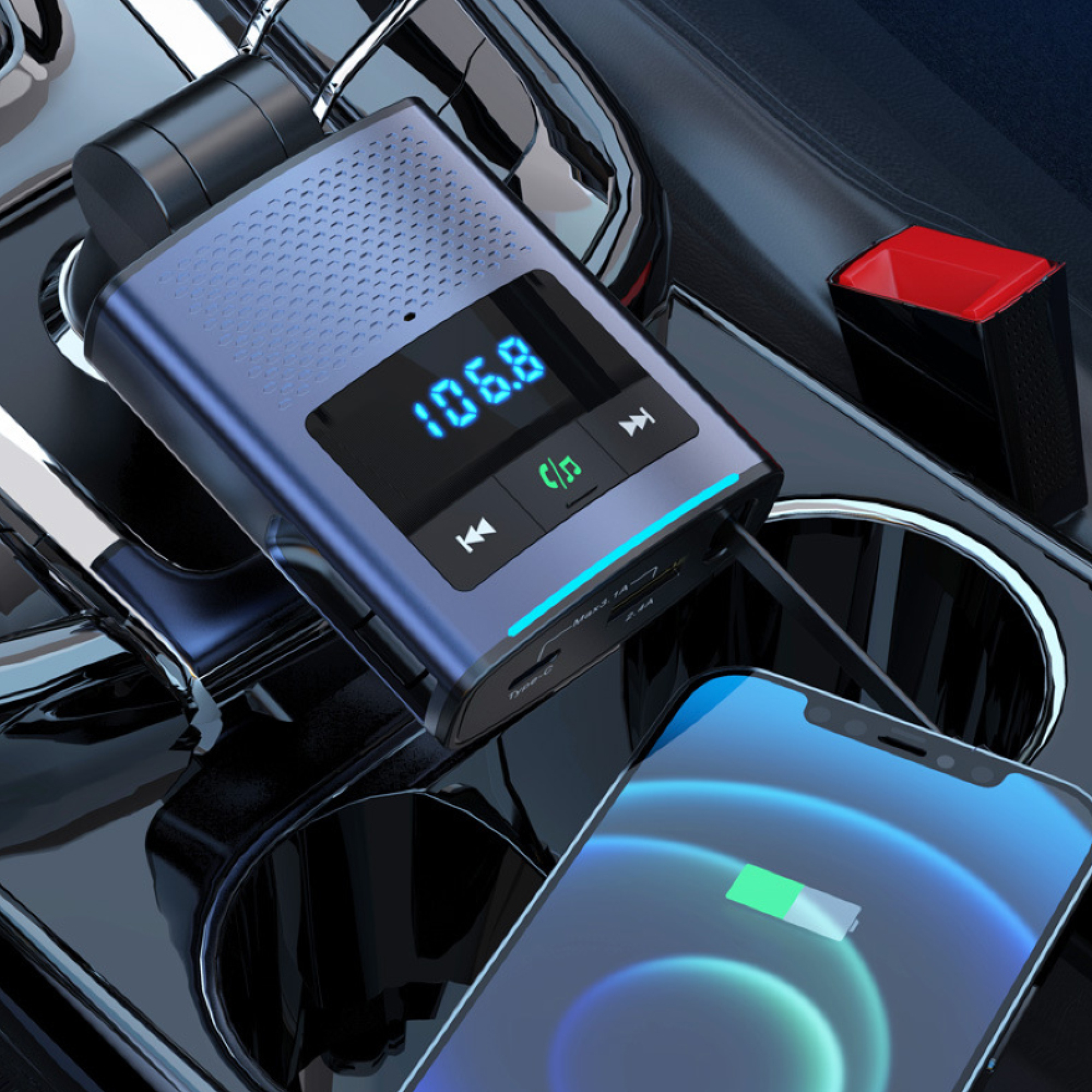 Ein blauer FM-Transmitter steckt in der Mittelkonsole neben einem Smartphone.