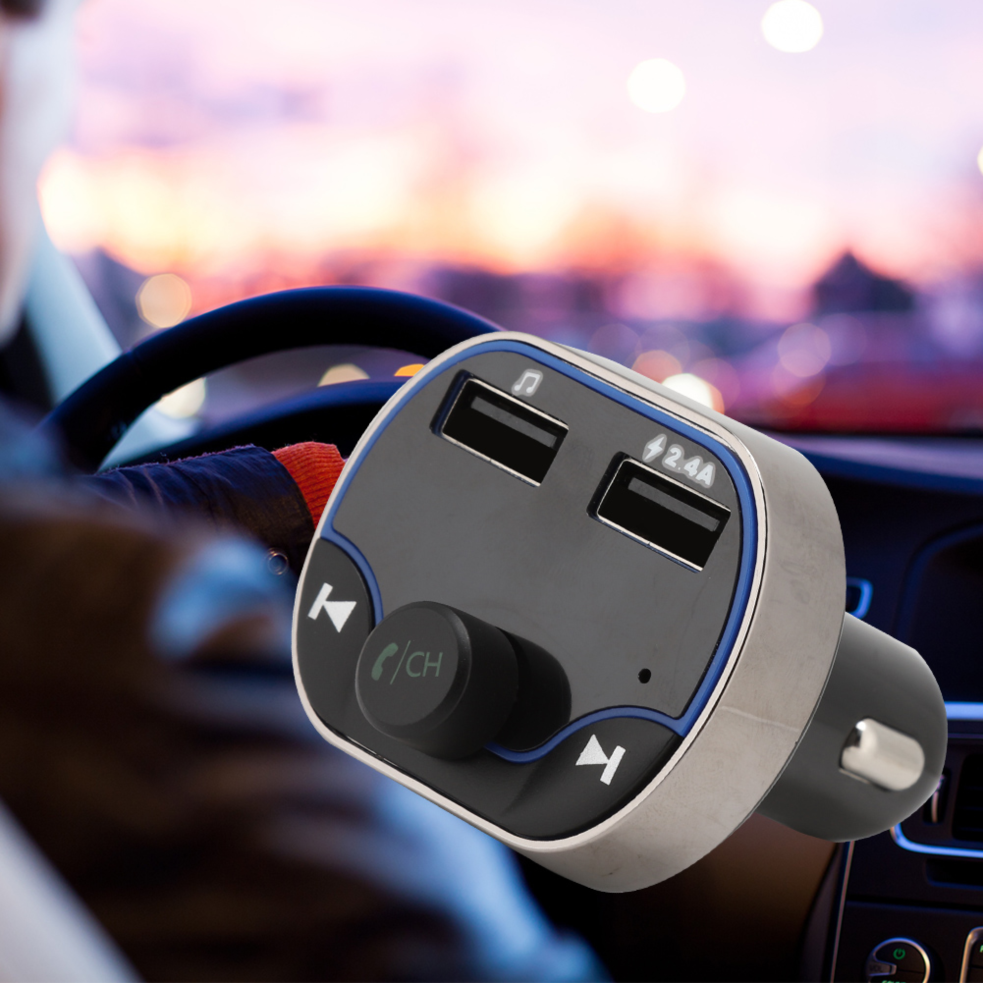 Ein schwarzes Bluetooth-Autoladegerät mit zwei USB-Anschlüssen in einem Auto mit verschwommenem Sonnenuntergang.