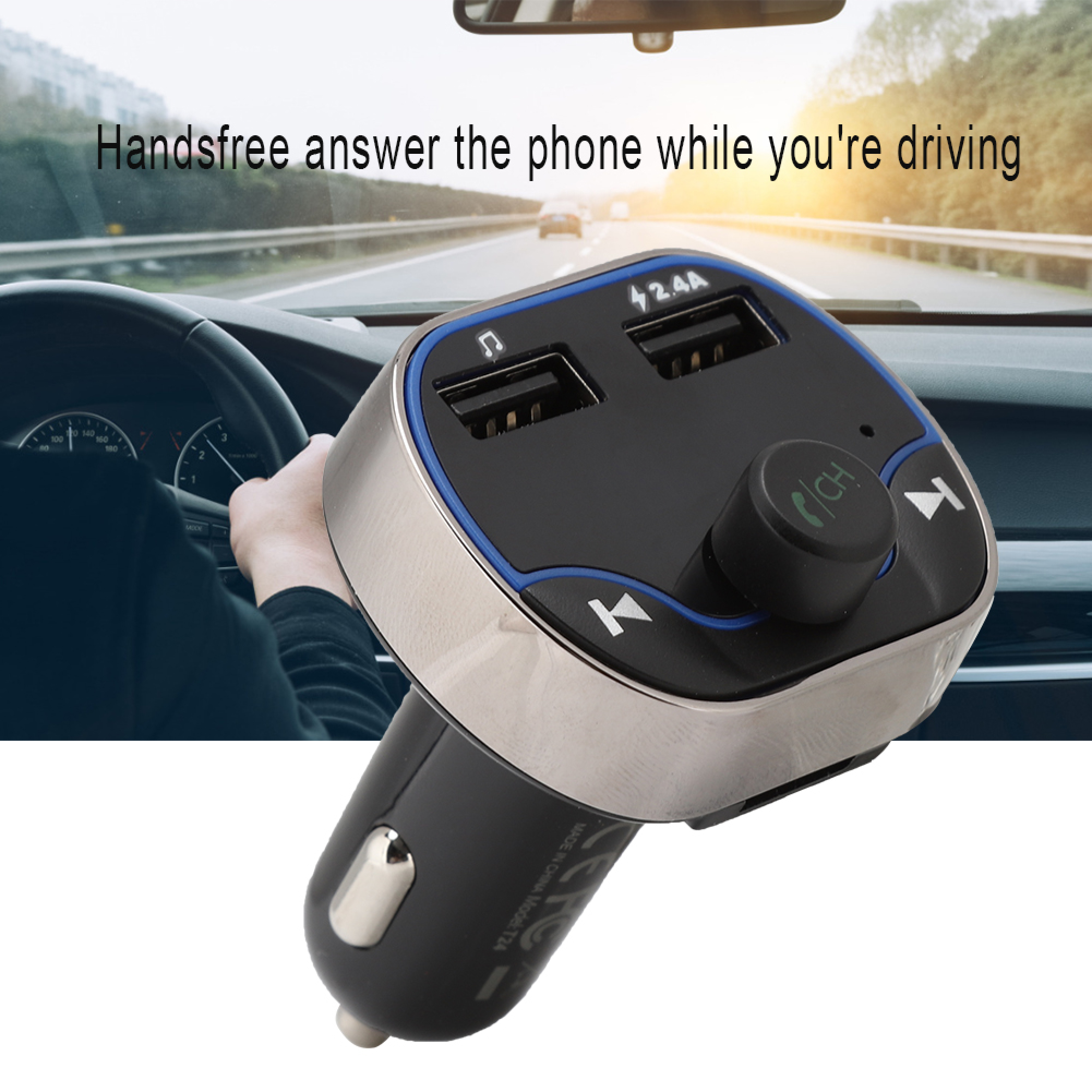 Bluetooth-Autoladegerät mit zwei USB-Anschlüssen und Steuertaste, im Hintergrund eine Autostraße.