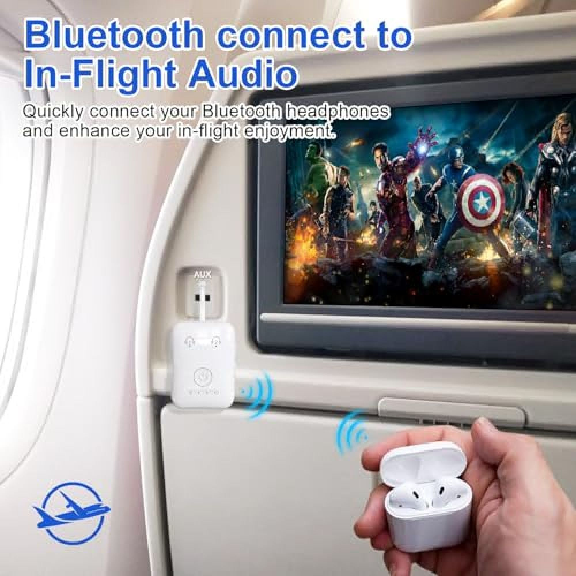 Ein weißer Bluetooth-Sender an der Buchse eines Flugsitzes, mit kabellosen Ohrhörern daneben.