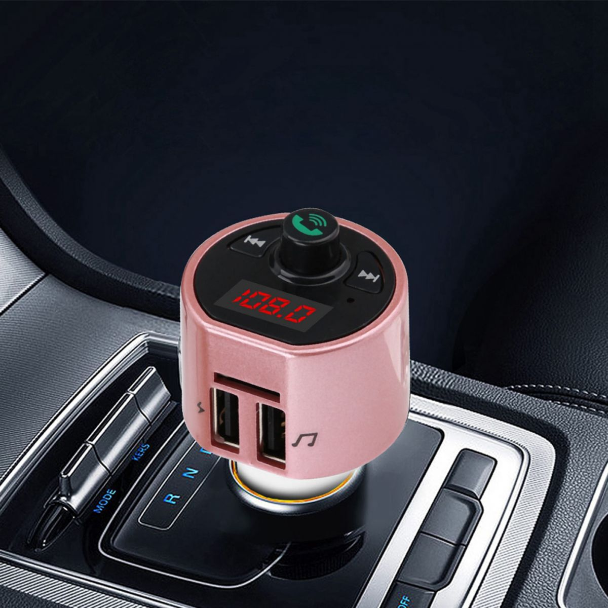 Ein roségoldener Bluetooth-FM-Transmitter für Autos mit LED-Anzeige und zwei USB-Anschlüssen sitzt auf der Mittelkonsole.