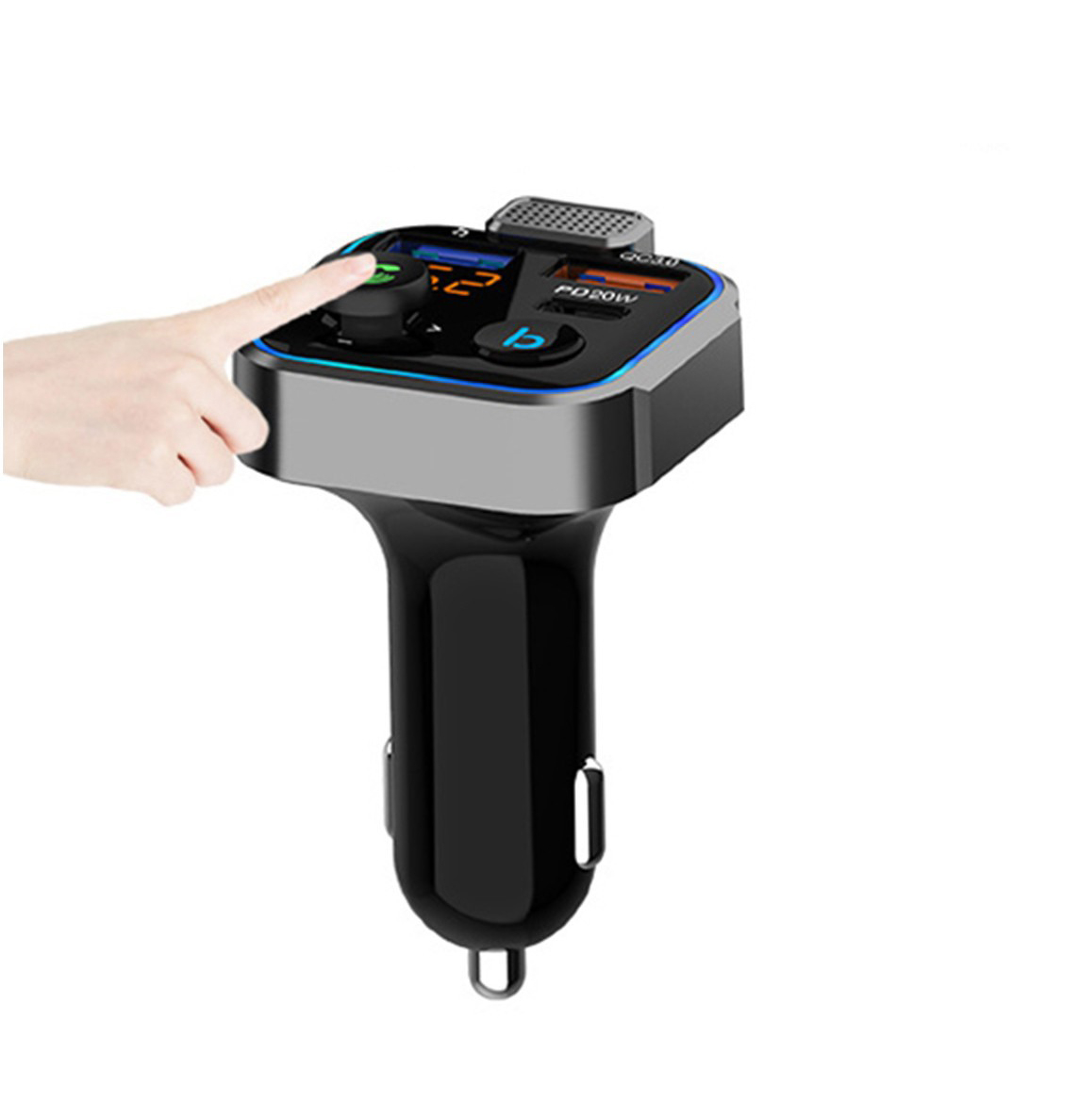 Eine Hand drückt die Taste eines schwarzen Auto-Bluetooth-FM-Transmitters mit USB-Anschlüssen.