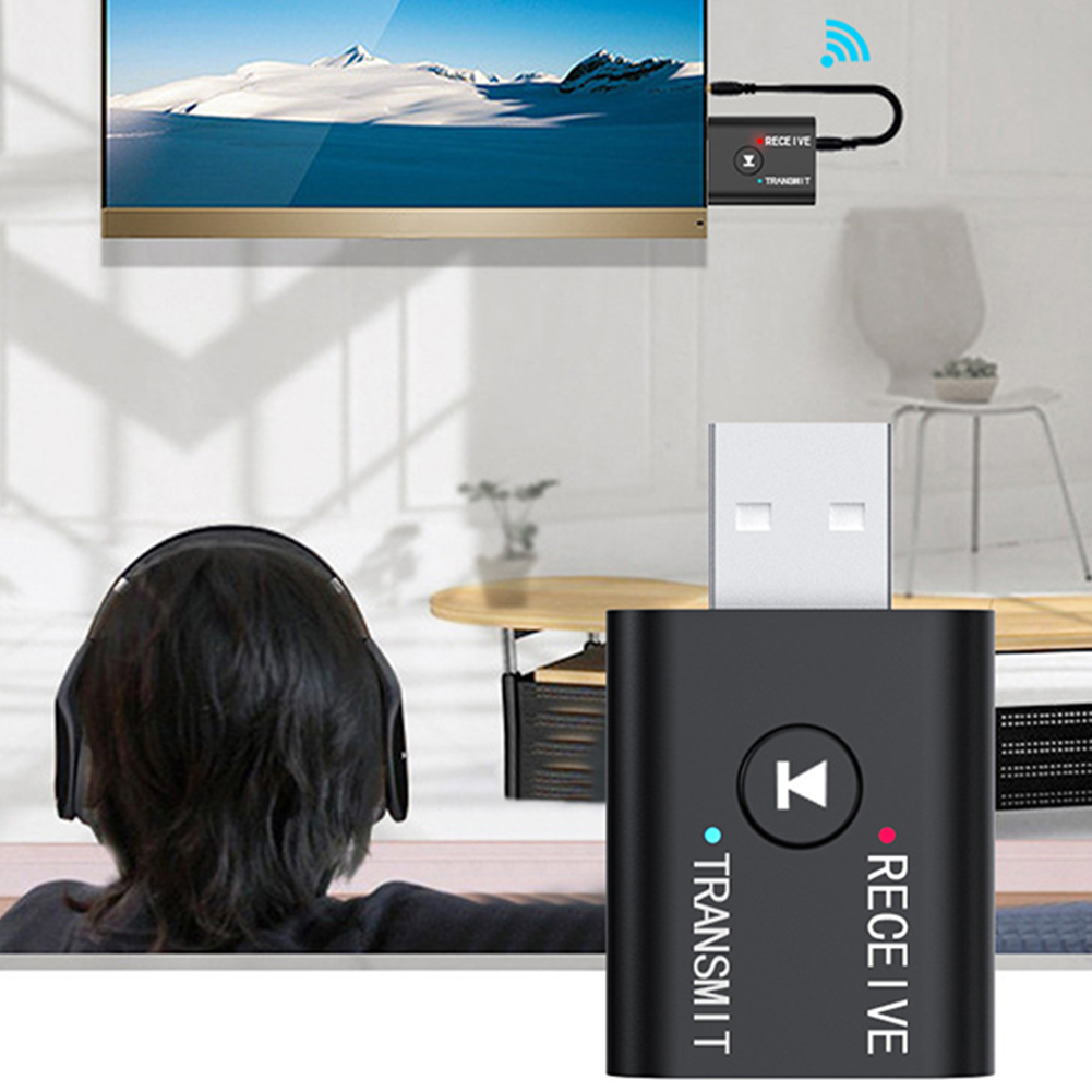 Schwarzer USB-Audio-Sender und -Empfänger vor einem Wohnzimmer mit Fernseher und Person mit Kopfhörern.