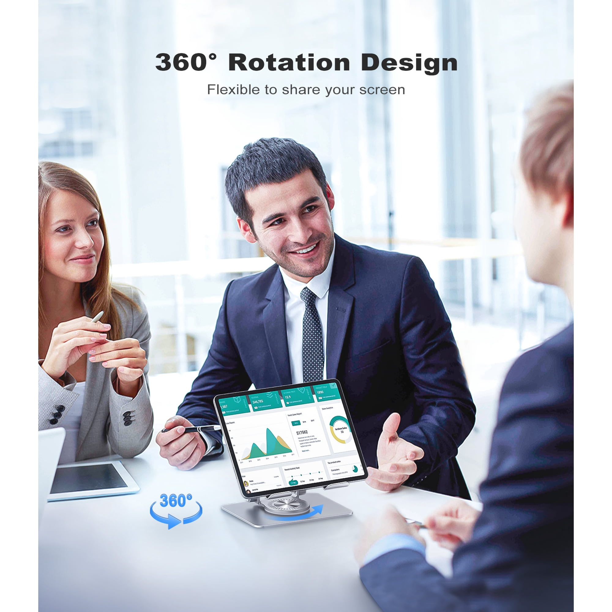 Drei Geschäftspartner lächeln an einem Tisch, während ein Tablet auf einem 360-Grad-Ständer Daten zeigt.