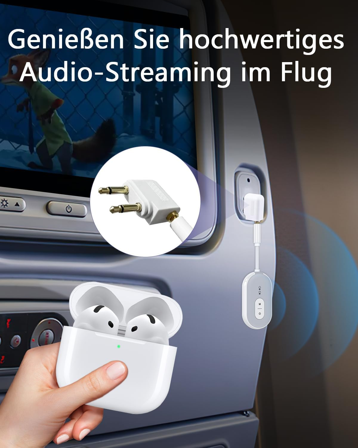 Bluetooth-Audioadapter in Flugzeugsitz-Klinkenbuchse gesteckt, drahtlose Ohrhörer im Ladecase in der Hand.