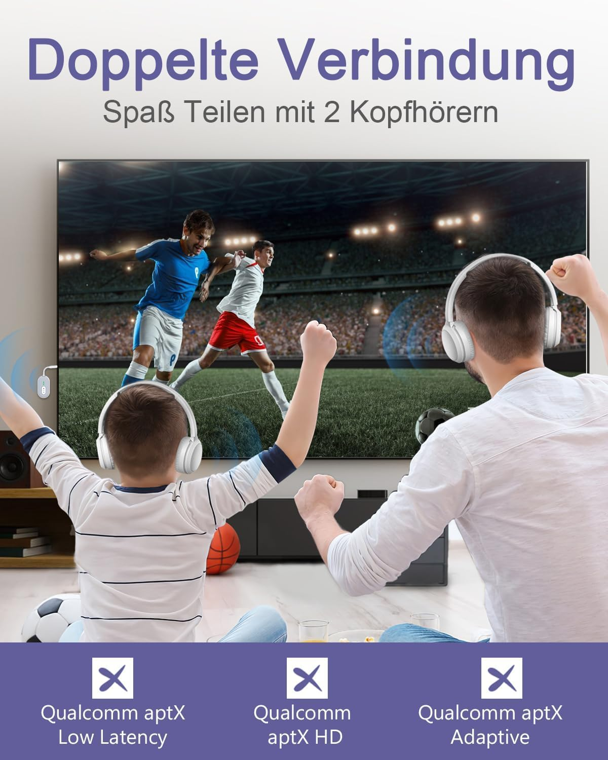 Vater und Sohn tragen weiße Kopfhörer und schauen begeistert Fußball im Fernsehen.