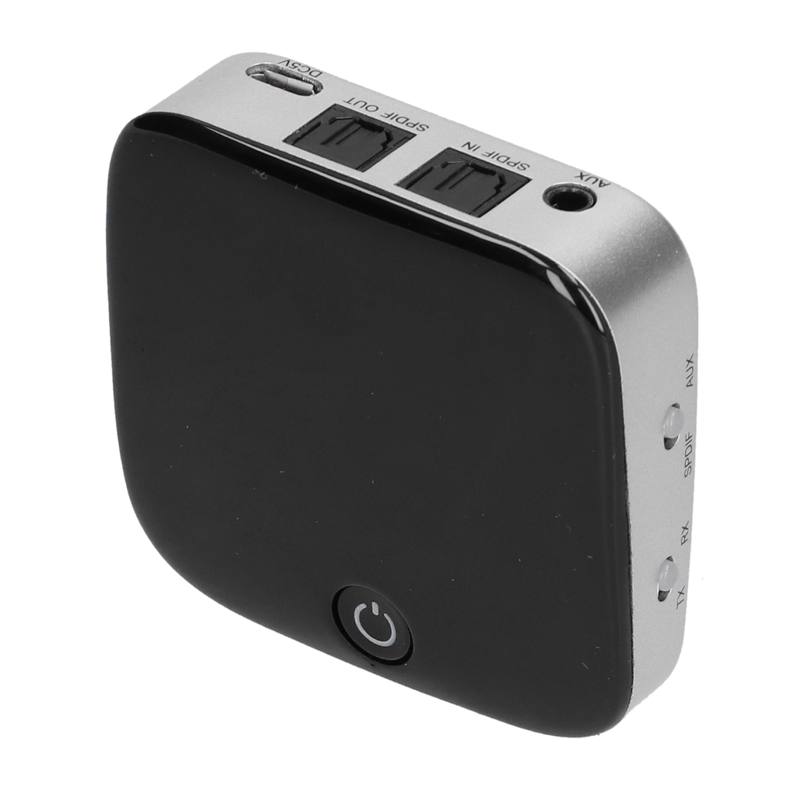 Ein kleiner schwarzer und silberner Audioadapter mit verschiedenen Anschlüssen und einem Power-Knopf auf weißem Hintergrund.