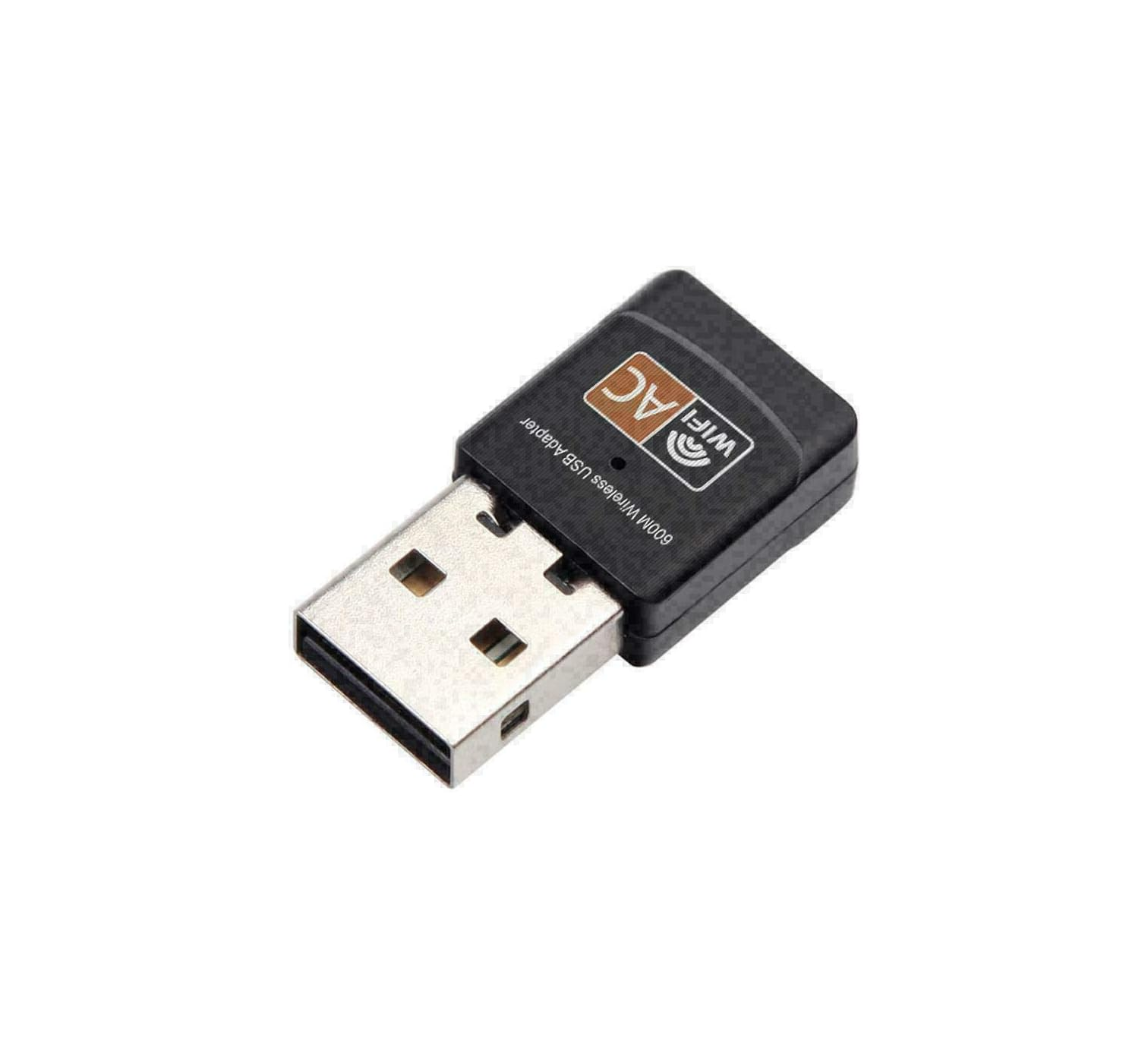 Ein kleiner schwarzer WLAN-USB-Adapter mit silbernem USB-Stecker isoliert vor weißem Hintergrund.