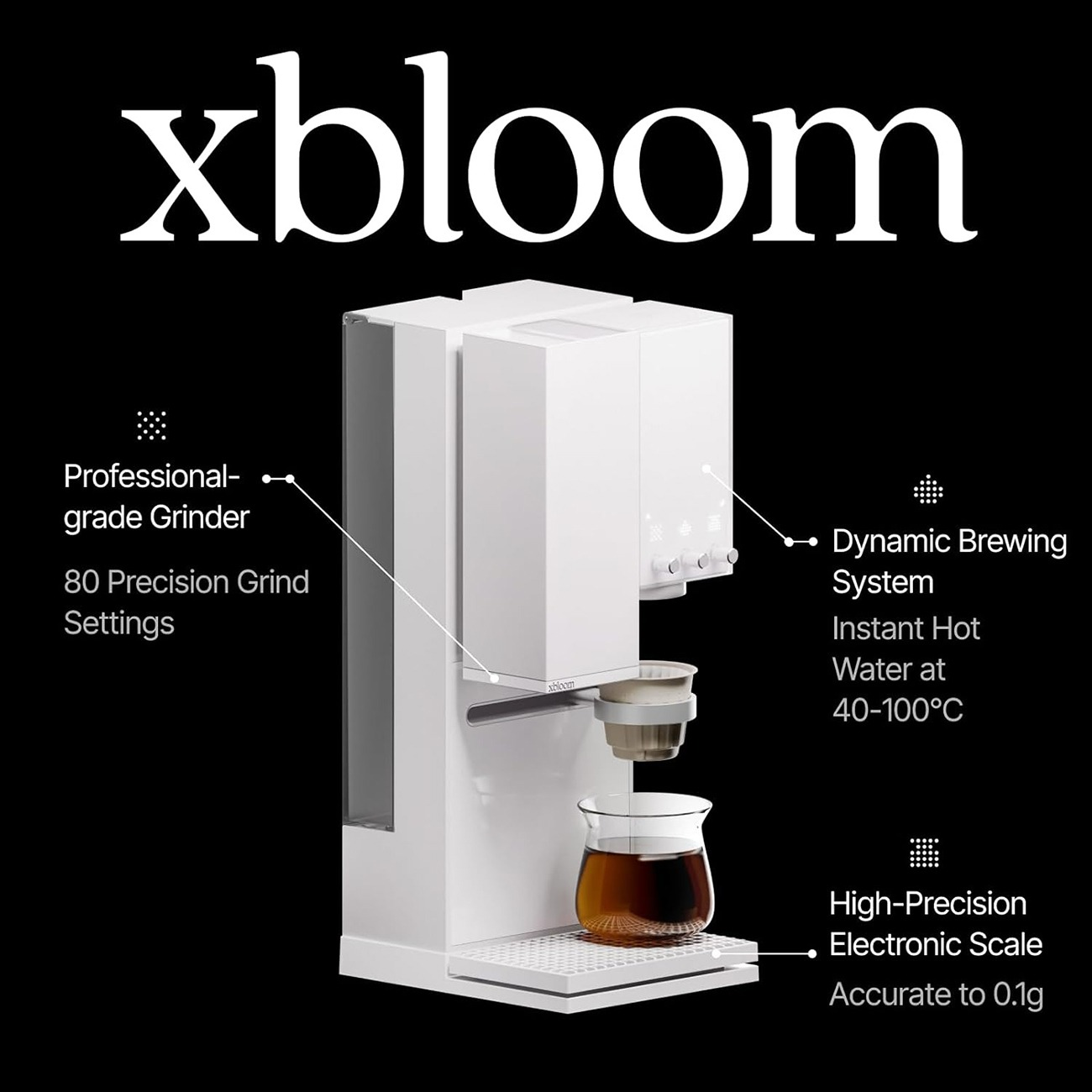 Weiße xbloom Kaffeemaschine mit integrierter Mühle, Brühtest und Präzisionswaage auf schwarzem Hintergrund.