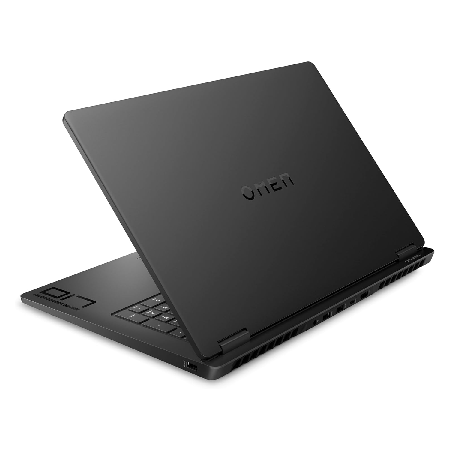 Siyah bir HP Omen dizüstü bilgisayar beyaz arka planda hafifçe açık, kapakta Omen logosu görünüyor.