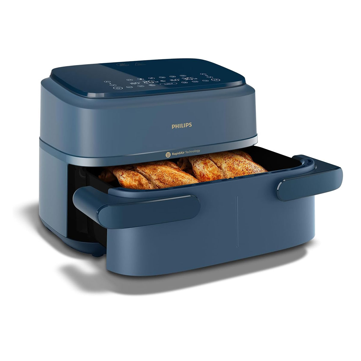 Una friggitrice ad aria Philips blu con il cestello aperto, che mostra pollo intero cotto all'interno su sfondo bianco.
