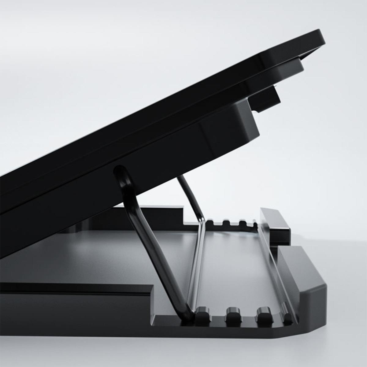Beyaz arka plan önünde açık renkli bir yüzeyde duran siyah, ayarlanabilir laptop standı.
