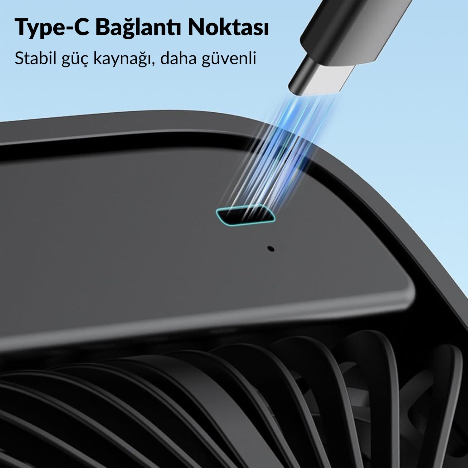 Siyah bir cihazın Type-C şarj portuna yaklaşan bir kablo.