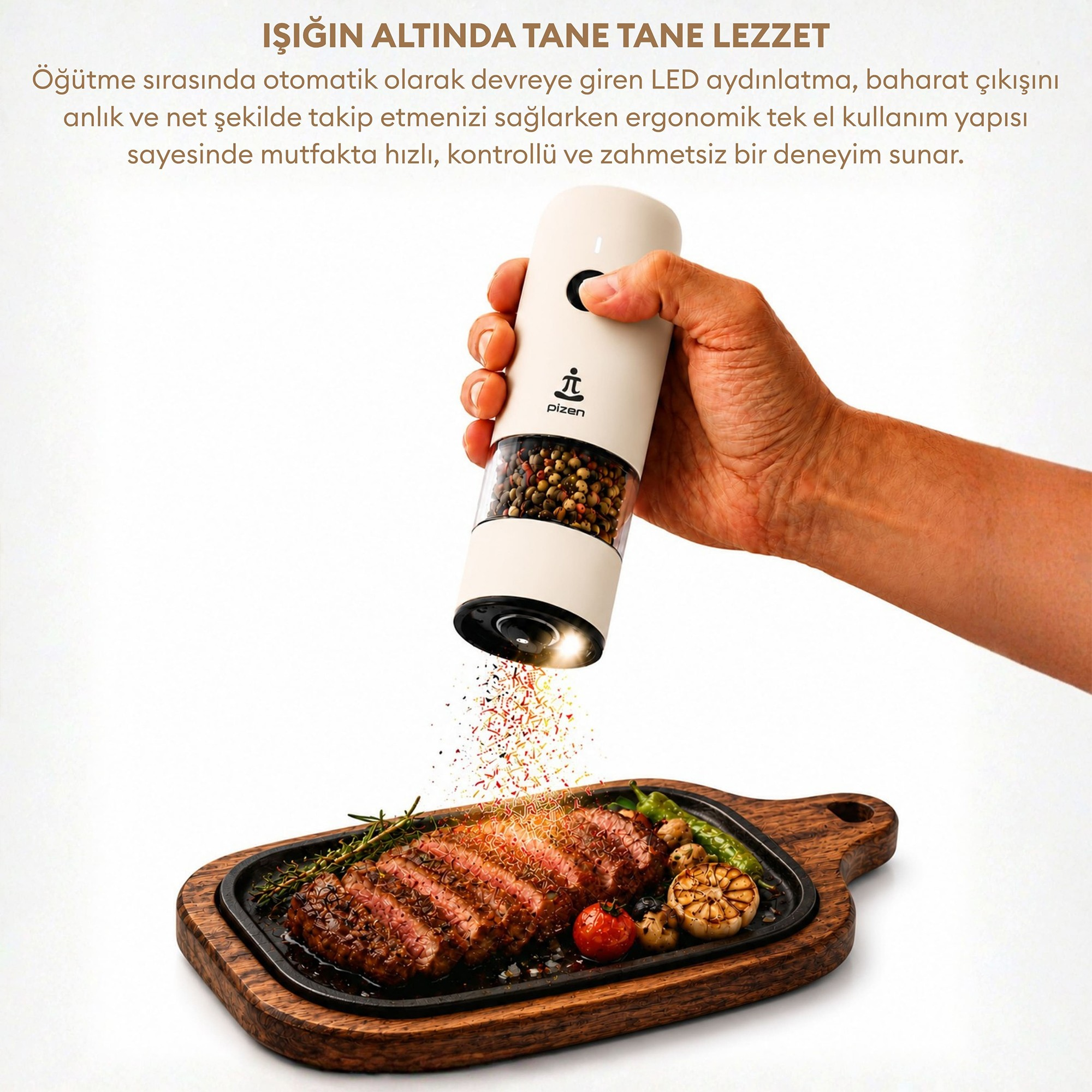 Bir el, biftek üzerine biber serpen otomatik bir baharat değirmeni tutuyor.