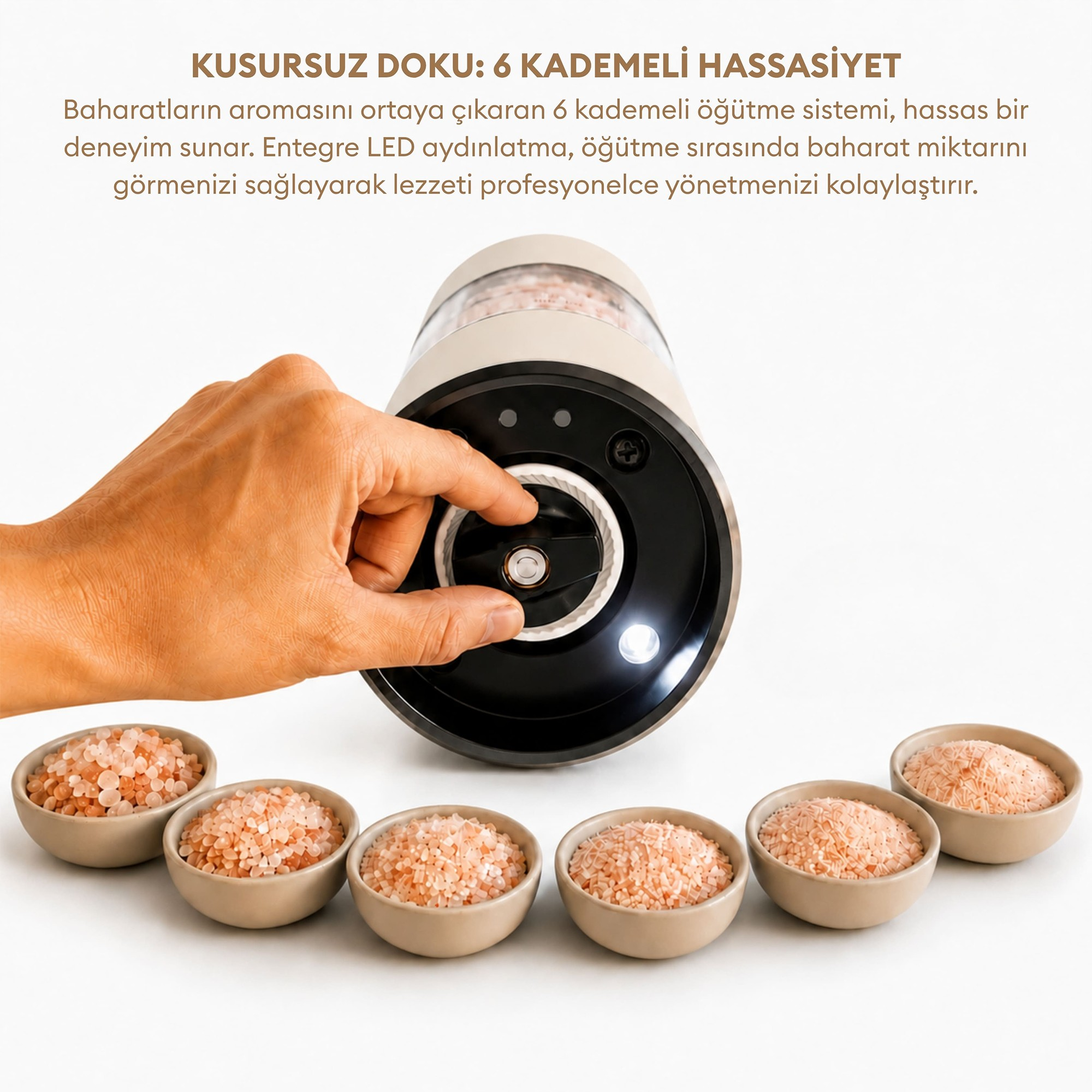 Bir el baharat değirmeninin ayarını yapıyor, önünde farklı incelikte pembe tuz dolu altı kase var.