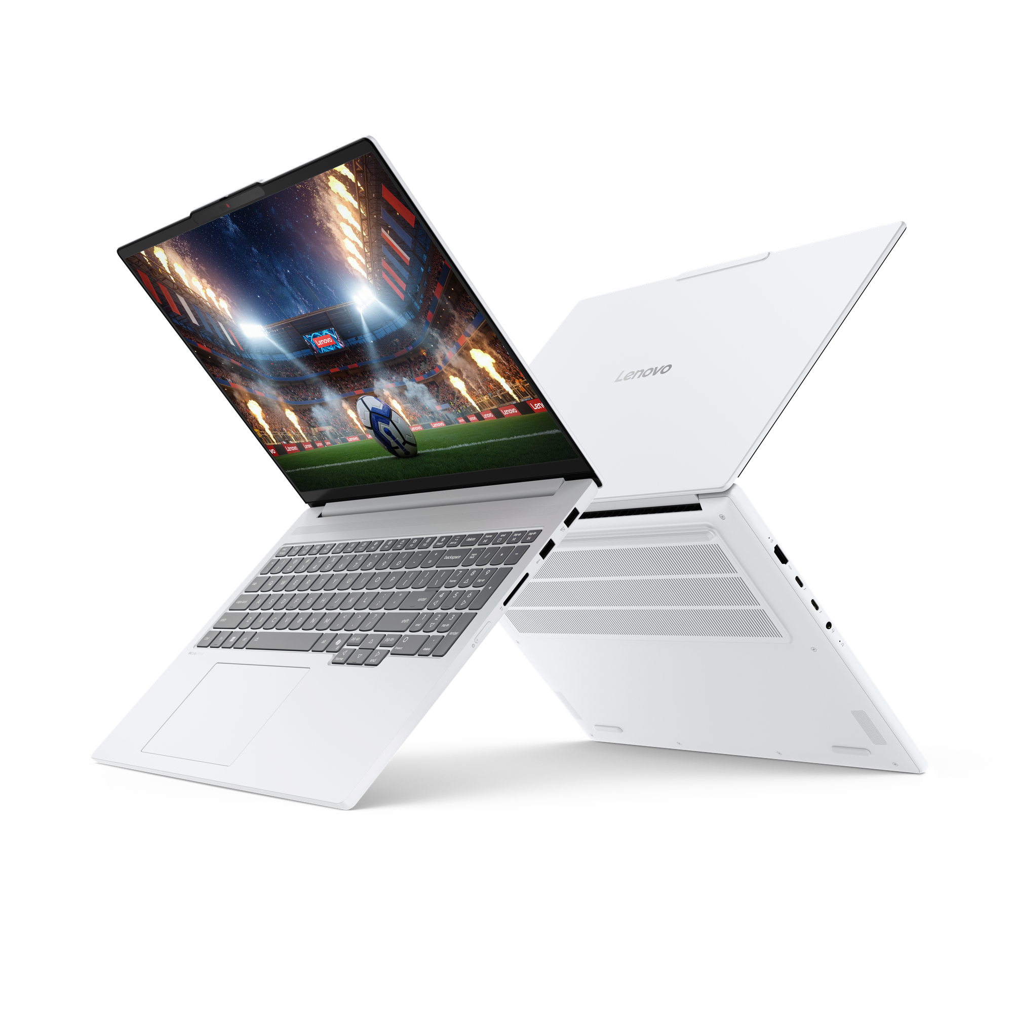Zwei weiße Lenovo-Laptops auf weißem Hintergrund, einer zeigt ein Fußballspiel auf dem Bildschirm.