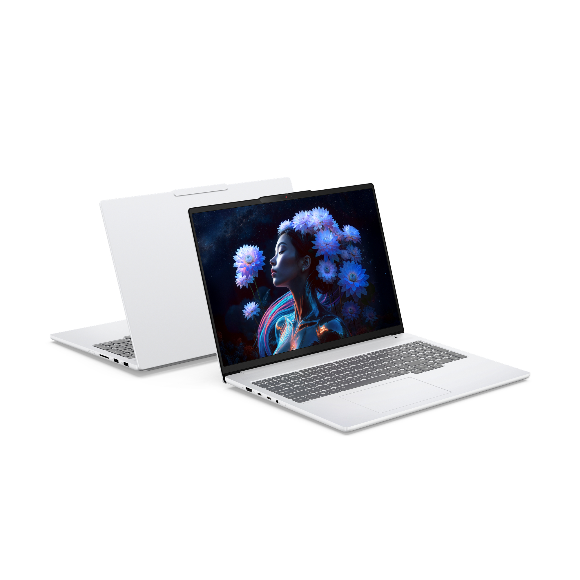 Zwei weiße Laptops stehen auf weißem Hintergrund, einer offen mit Blumenbild auf dem Bildschirm.