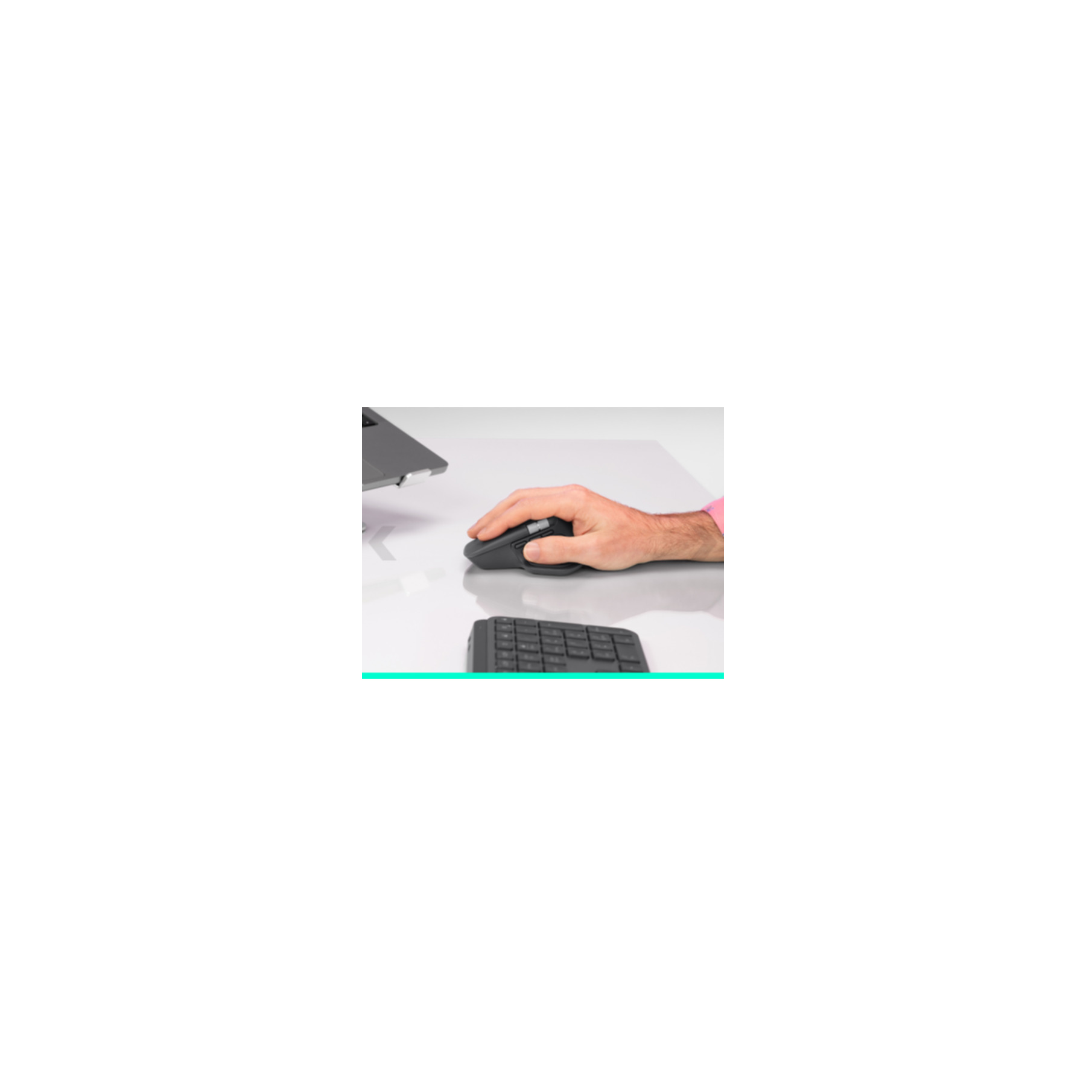 Eine Hand greift eine ergonomische schwarze Computermaus auf einer weißen Oberfläche, ein Keyboard liegt im Vordergrund.