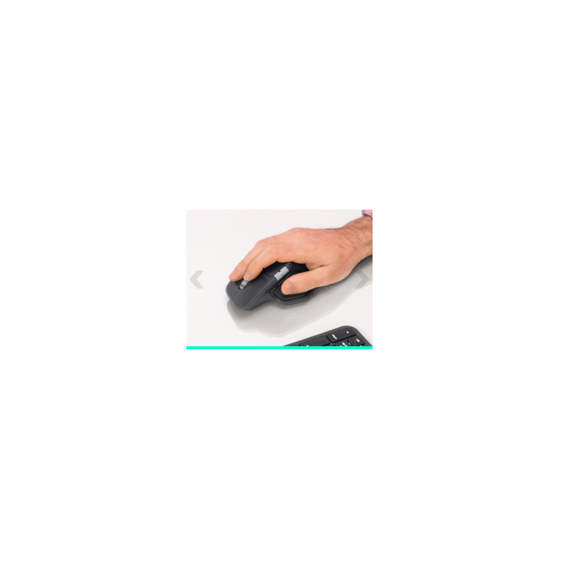 Eine menschliche Hand bedient eine graue kabellose Computermaus auf einer hellen Oberfläche, unten ist eine Tastatur sichtbar.