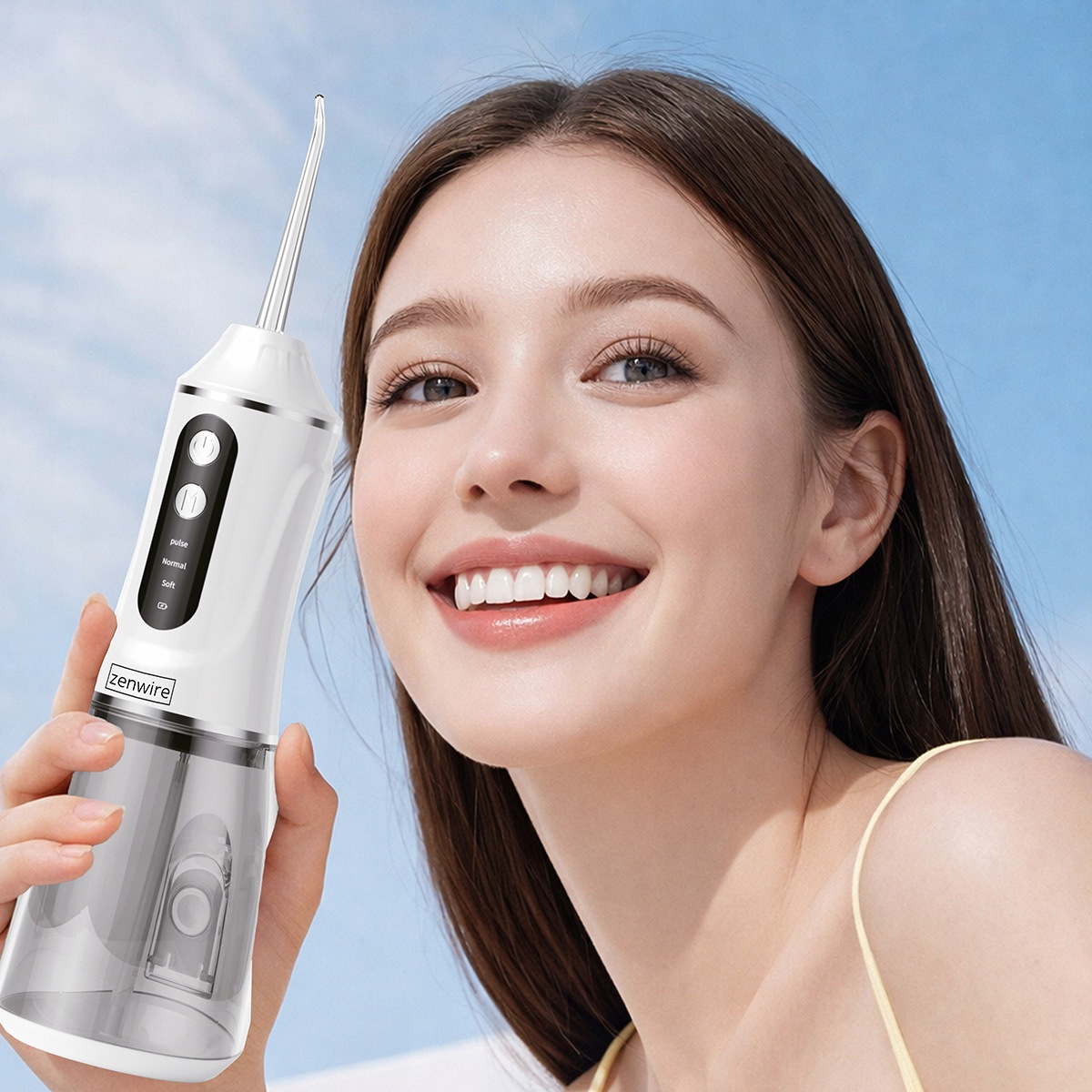 Una donna sorridente tiene in mano un idropulsore bianco con sfondo cielo.